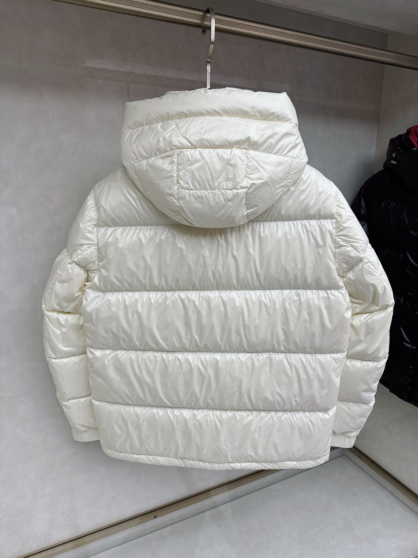 蒙口 2025秋冬新款羽绒服。这款号称羽绒服届最高端的，全部90绒的三标齐全带着经典的Logo组合搭配，