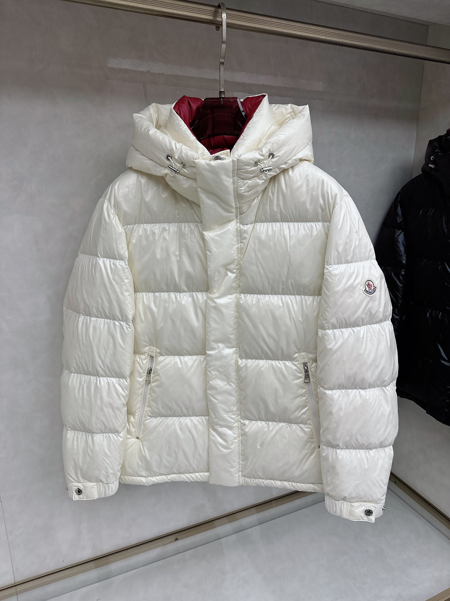 蒙口 2025秋冬新款羽绒服。这款号称羽绒服届最高端的，全部90绒的三标齐全带着经典的Logo组合搭配，