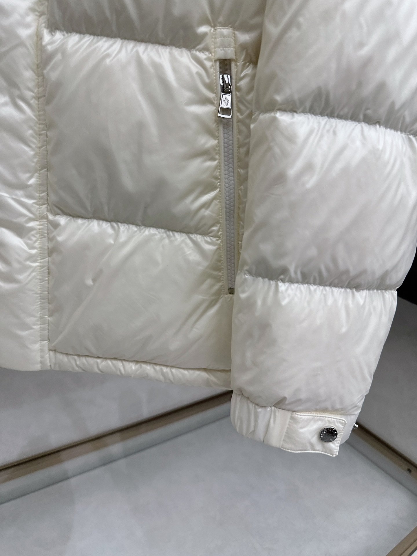 蒙口 2025秋冬新款羽绒服。这款号称羽绒服届最高端的，全部90绒的三标齐全带着经典的Logo组合搭配，