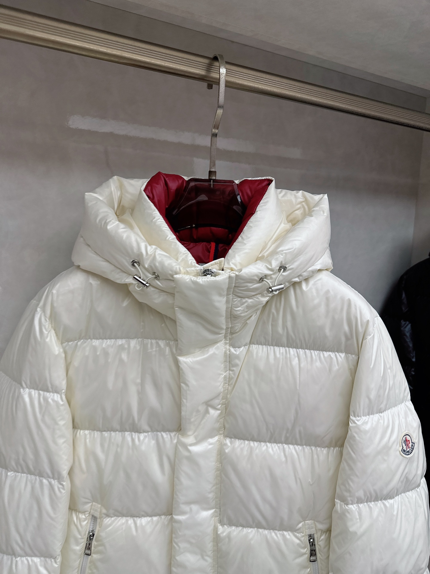 蒙口 2025秋冬新款羽绒服。这款号称羽绒服届最高端的，全部90绒的三标齐全带着经典的Logo组合搭配，