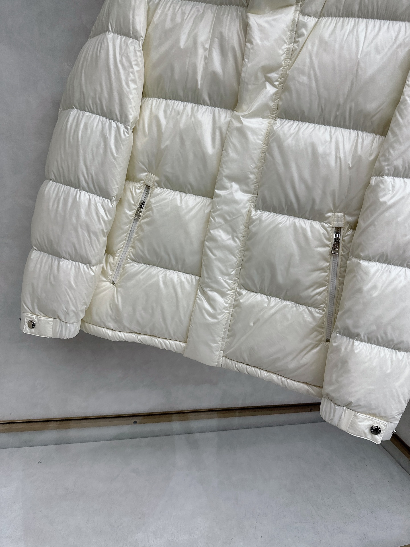 蒙口 2025秋冬新款羽绒服。这款号称羽绒服届最高端的，全部90绒的三标齐全带着经典的Logo组合搭配，