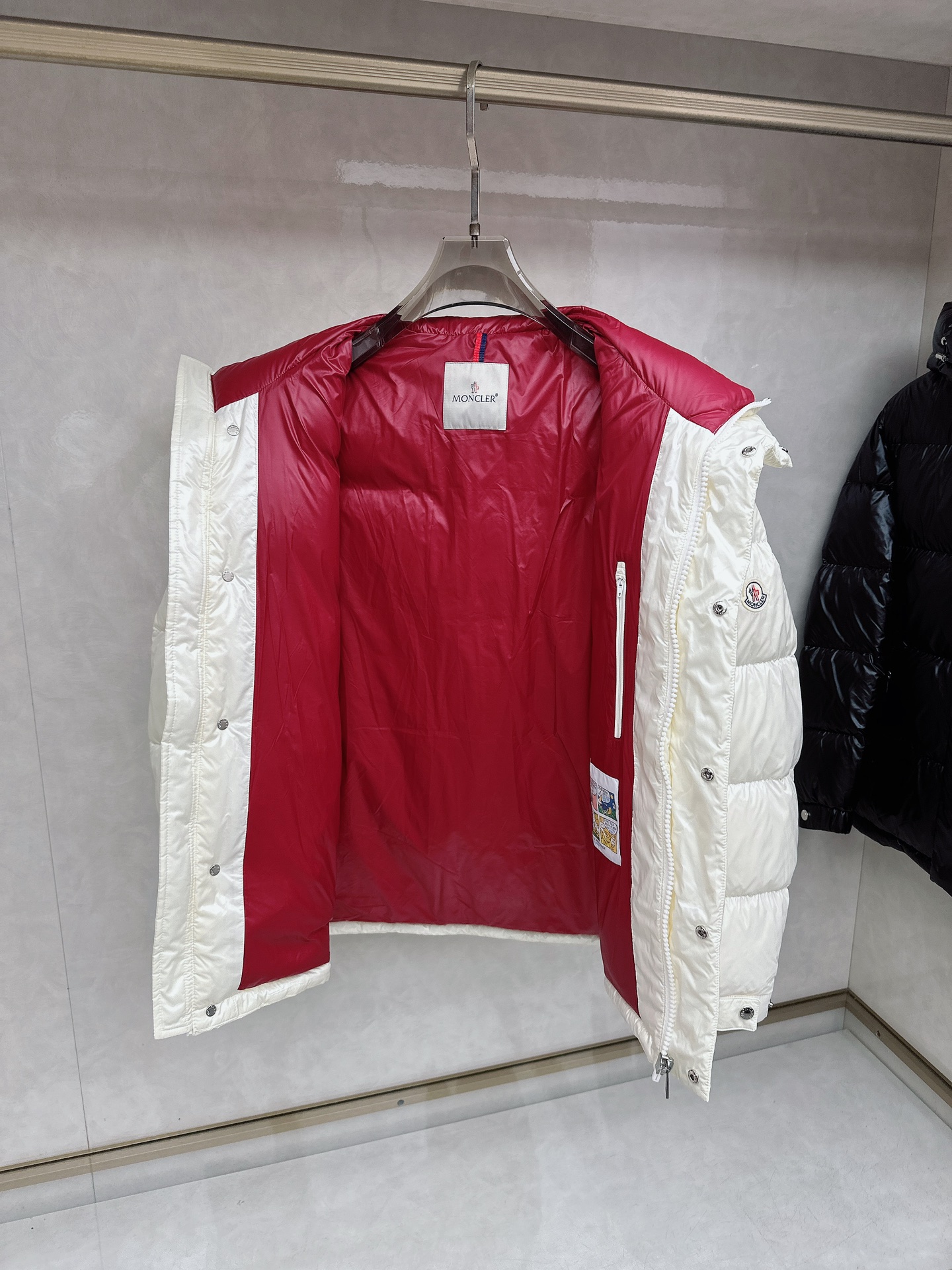 蒙口 2025秋冬新款羽绒服。这款号称羽绒服届最高端的，全部90绒的三标齐全带着经典的Logo组合搭配，