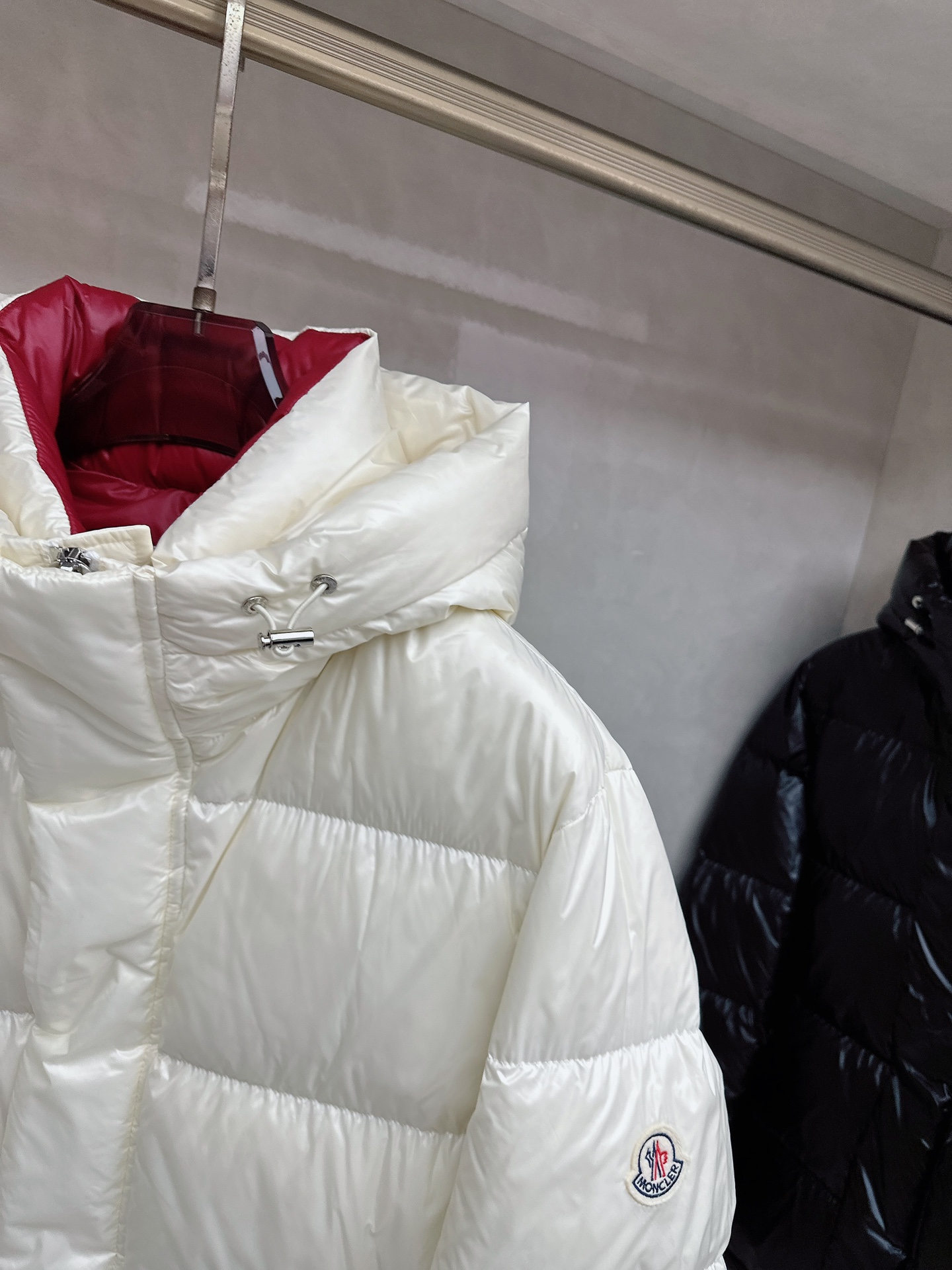 蒙口 2025秋冬新款羽绒服。这款号称羽绒服届最高端的，全部90绒的三标齐全带着经典的Logo组合搭配，