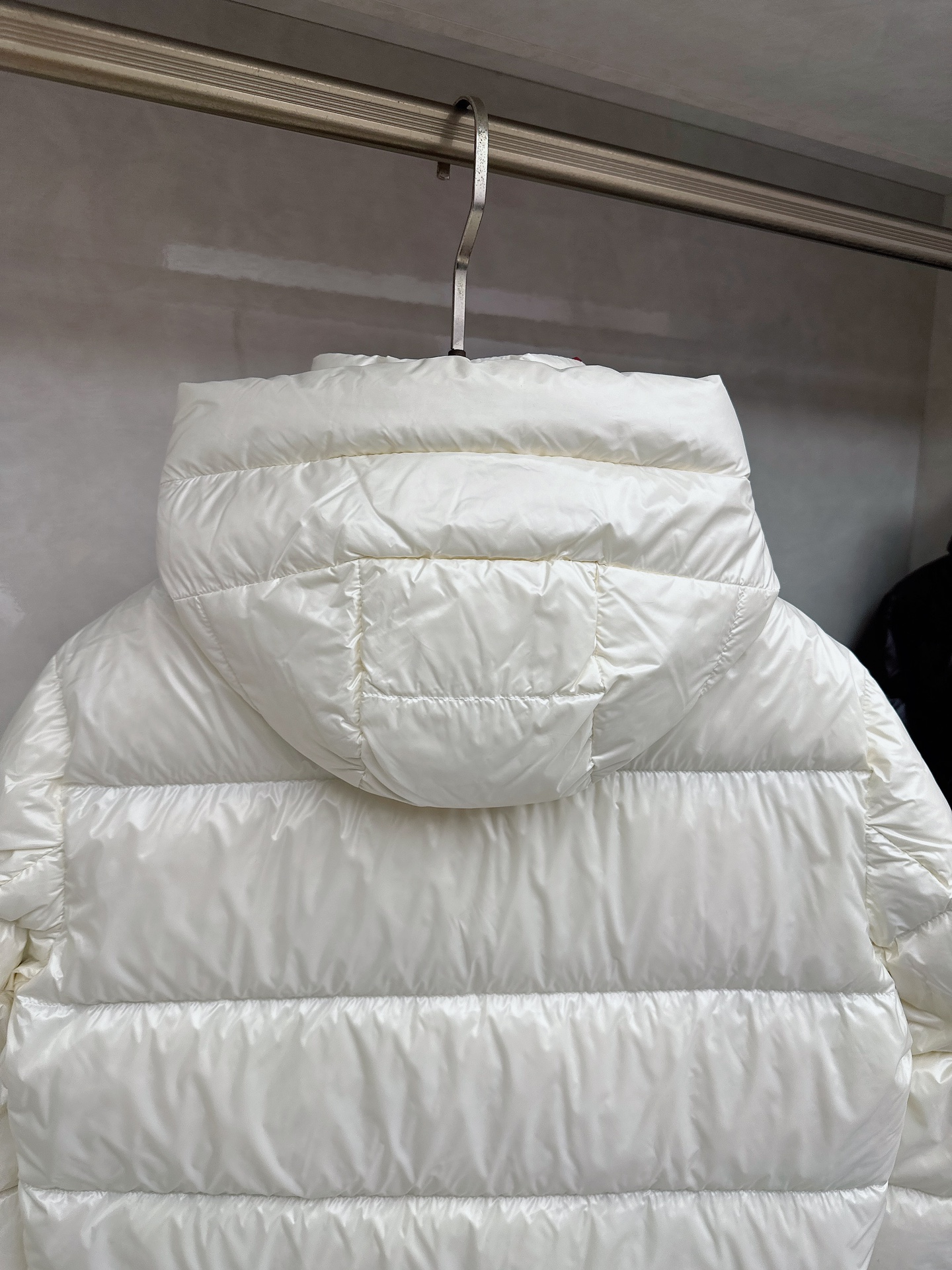 蒙口 2025秋冬新款羽绒服。这款号称羽绒服届最高端的，全部90绒的三标齐全带着经典的Logo组合搭配，