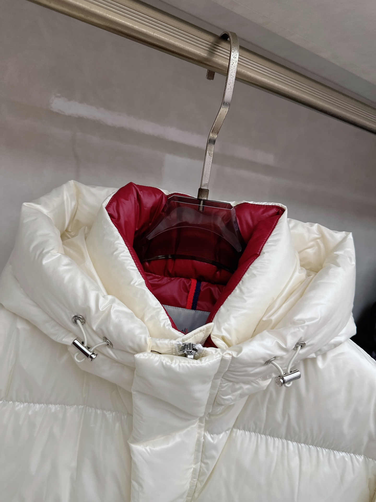 蒙口 2025秋冬新款羽绒服。这款号称羽绒服届最高端的，全部90绒的三标齐全带着经典的Logo组合搭配，