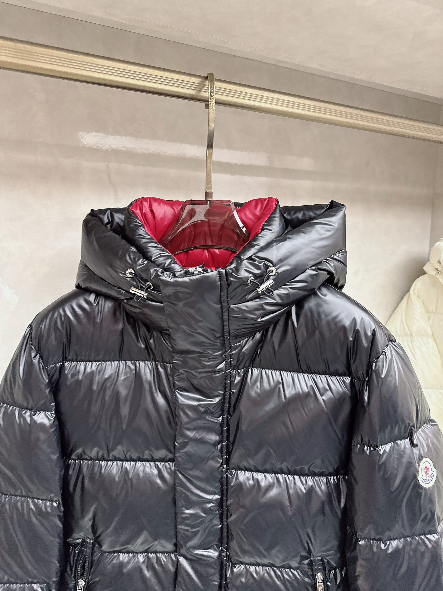 蒙口 2025秋冬新款羽绒服。这款号称羽绒服届最高端的，全部90绒的三标齐全带着经典的Logo组合搭配，