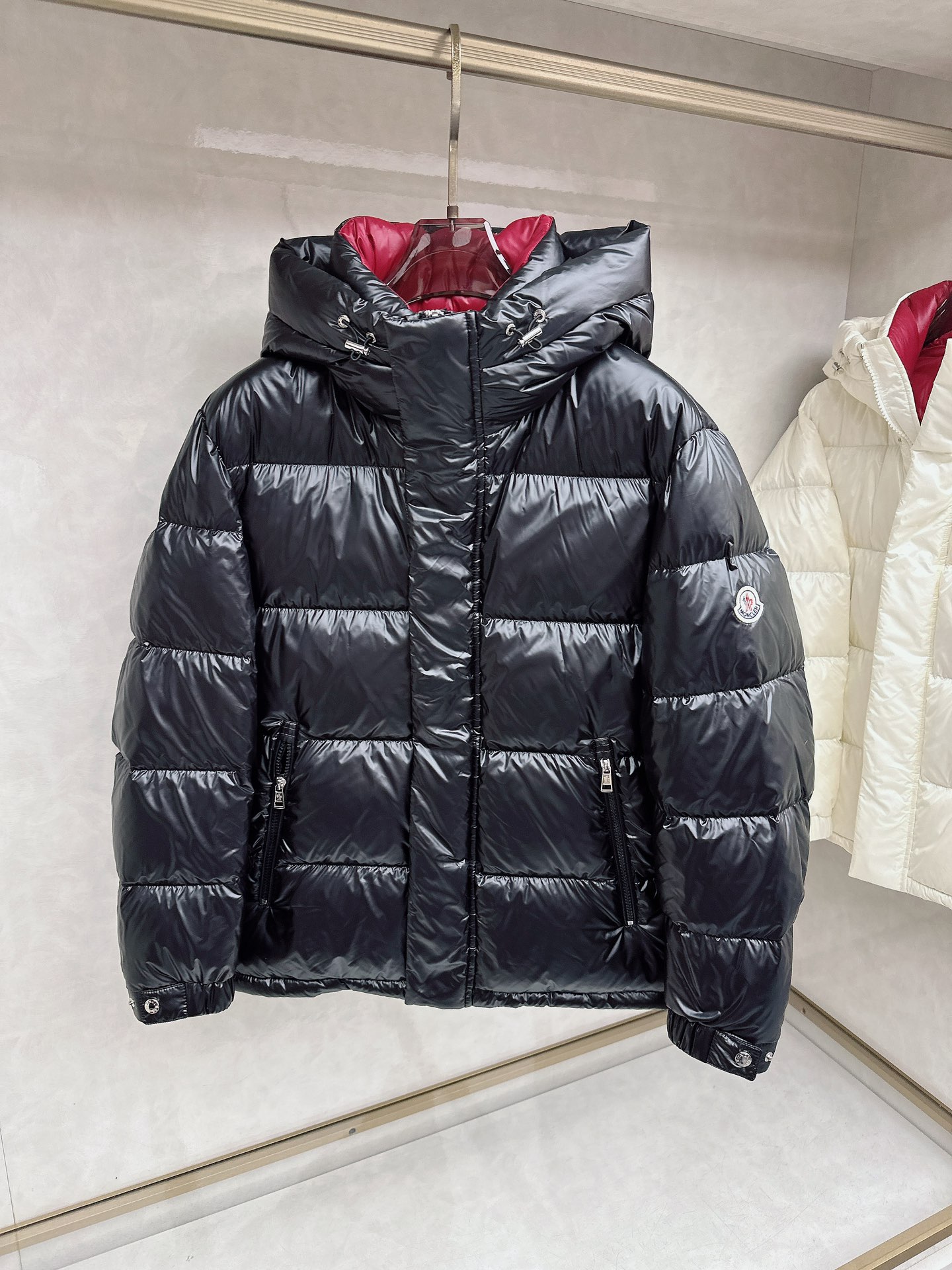 蒙口 2025秋冬新款羽绒服。这款号称羽绒服届最高端的，全部90绒的三标齐全带着经典的Logo组合搭配，