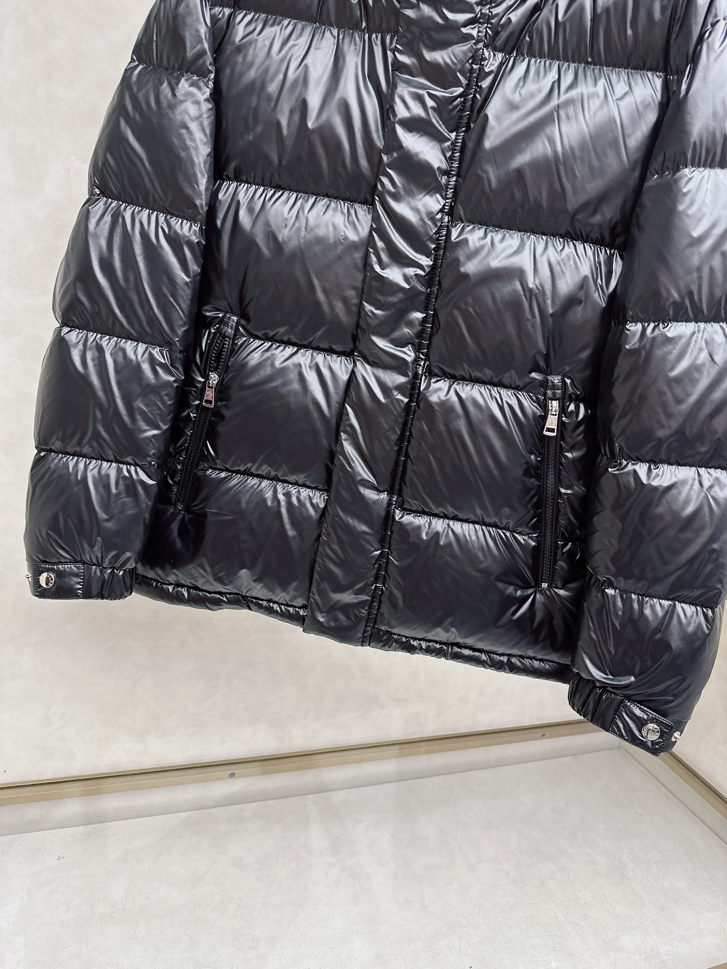 蒙口 2025秋冬新款羽绒服。这款号称羽绒服届最高端的，全部90绒的三标齐全带着经典的Logo组合搭配，