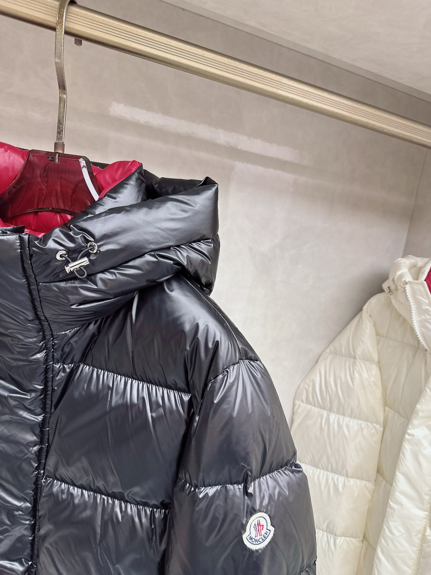 蒙口 2025秋冬新款羽绒服。这款号称羽绒服届最高端的，全部90绒的三标齐全带着经典的Logo组合搭配，