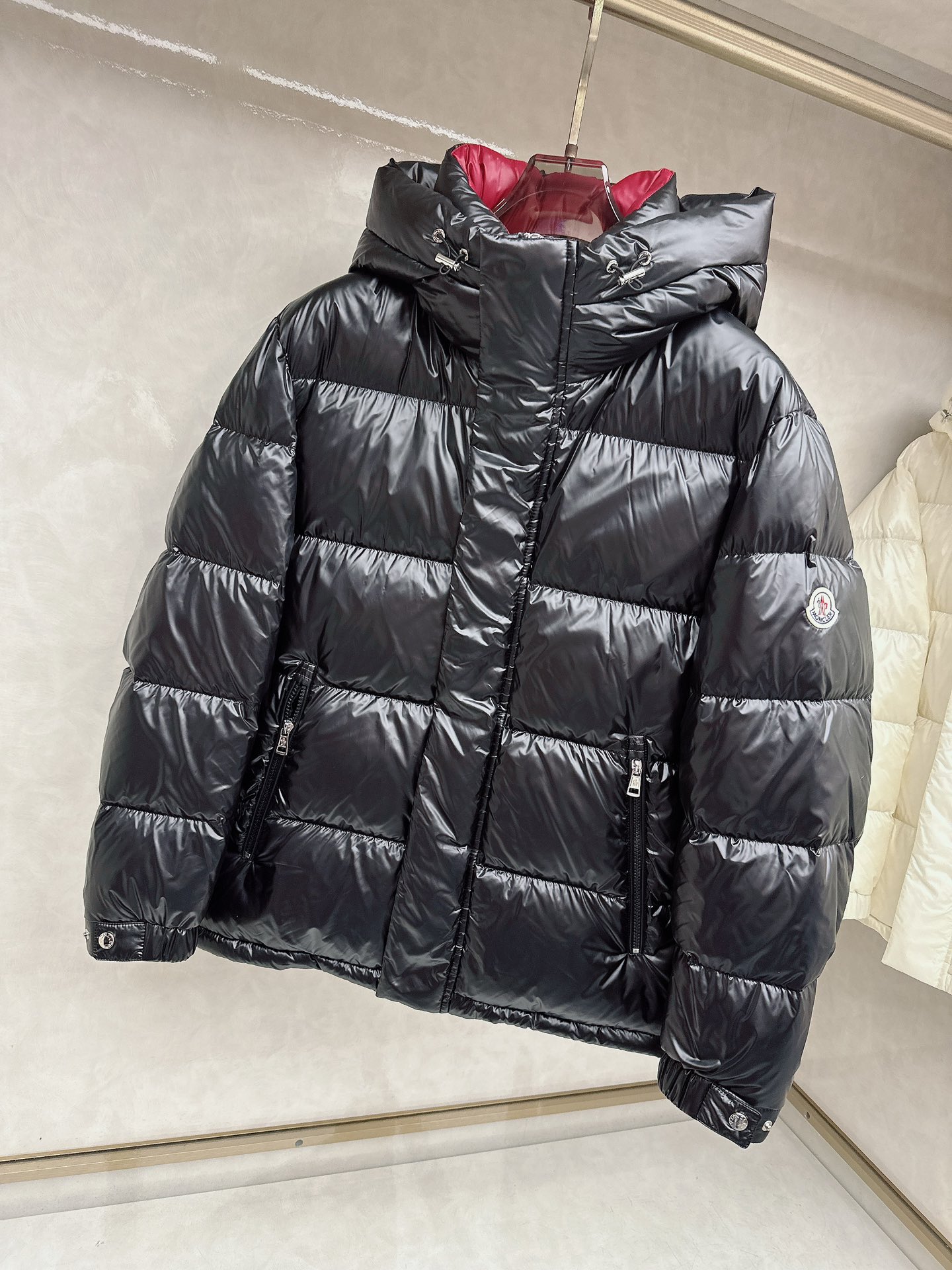 蒙口 2025秋冬新款羽绒服。这款号称羽绒服届最高端的，全部90绒的三标齐全带着经典的Logo组合搭配，