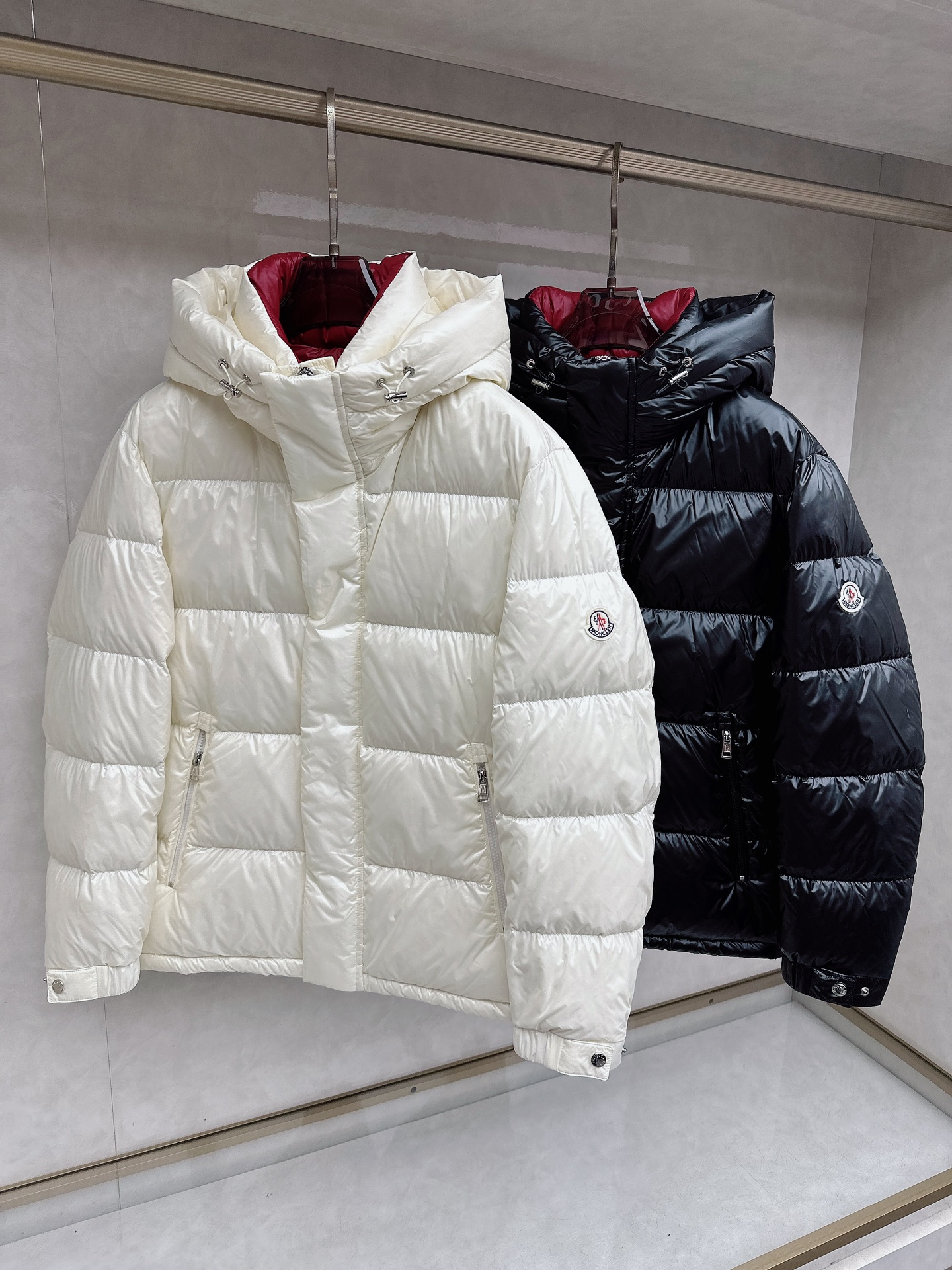 NO:627805,Mengkou's new 2025 autumn and winter down jacket. This is known as the most high-end down jacket in the world. It has 90 downs in all three sizes and comes with a classic logo combination. It has a full visual impact at first sight. It has better thermal insulation performance, is light and not heavy, and has good loft recovery after compression, and it can gather heat and lock in temperature!  Personalized color matching design, fresh and energetic!  There are too many versions circulating in the market. In addition to the different fabrics and workmanship, the biggest difference is that the filling is not goose down at all but feather silk or velvet, etc., and it is not easy to distinguish for those who don’t understand. In addition, the fabrics and workmanship are definitely not of the same level. In short, look for us and you will never go astray. All the exclusive full colors are purchased from genuine development. If you understand the quality of our down jackets, you can safely recommend it with your eyes closed. The three standards are complete!  Uniform series for men and women!  Size M-3XL,,Moncler,down jacket,alexander wang19860909蒙口 2025秋冬新款羽绒服.这款号称羽绒服届最高端的,全部90绒的三标齐全带着经典的Logo组合搭配,第一眼看到就是满满的视觉冲击,保暖性能更出色,轻便不厚重,且压缩后的蓬松度恢复性好,聚热锁温！个性的拼色设计,清新有活力！市面流通的版本实在太多了,除了面料做工不同外,最大的区别就是填充物根本不是鹅绒而是羽丝或手感绒等等,而不懂的根本不容易区分.另外面料和做工也绝对不是一个级别,总之认准我们,让你绝对不跑偏,独家全色全部购入正版开发,懂我们家羽绒服质量的,完全可以放心闭眼推.三标齐全！男女同款系列！码数M-3XL,,Moncler,down jacket,alexander wang,Men's clothing