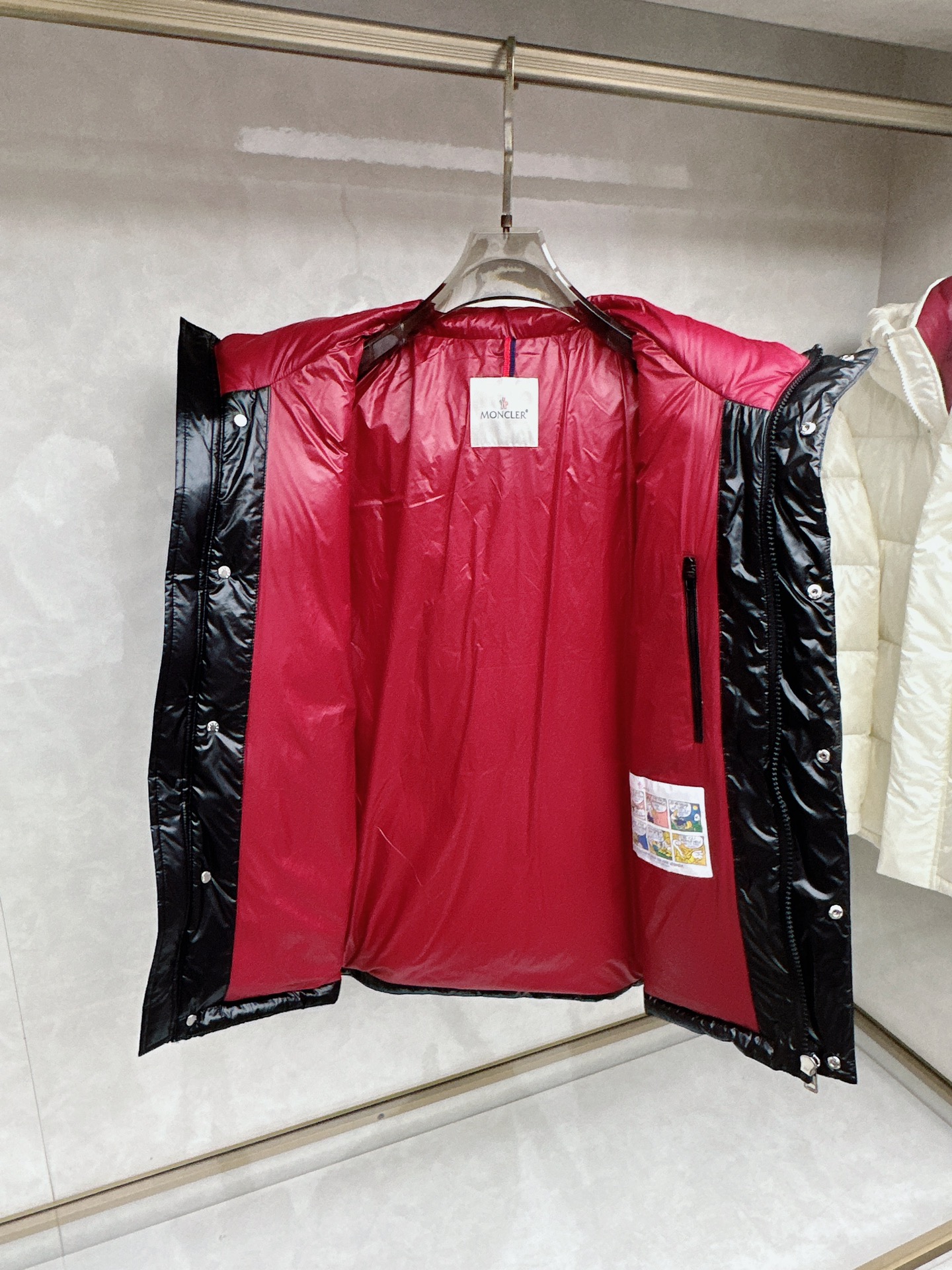 蒙口 2025秋冬新款羽绒服。这款号称羽绒服届最高端的，全部90绒的三标齐全带着经典的Logo组合搭配，