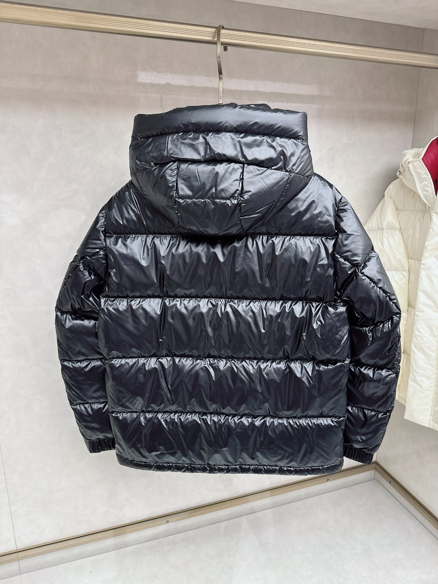 蒙口 2025秋冬新款羽绒服。这款号称羽绒服届最高端的，全部90绒的三标齐全带着经典的Logo组合搭配，