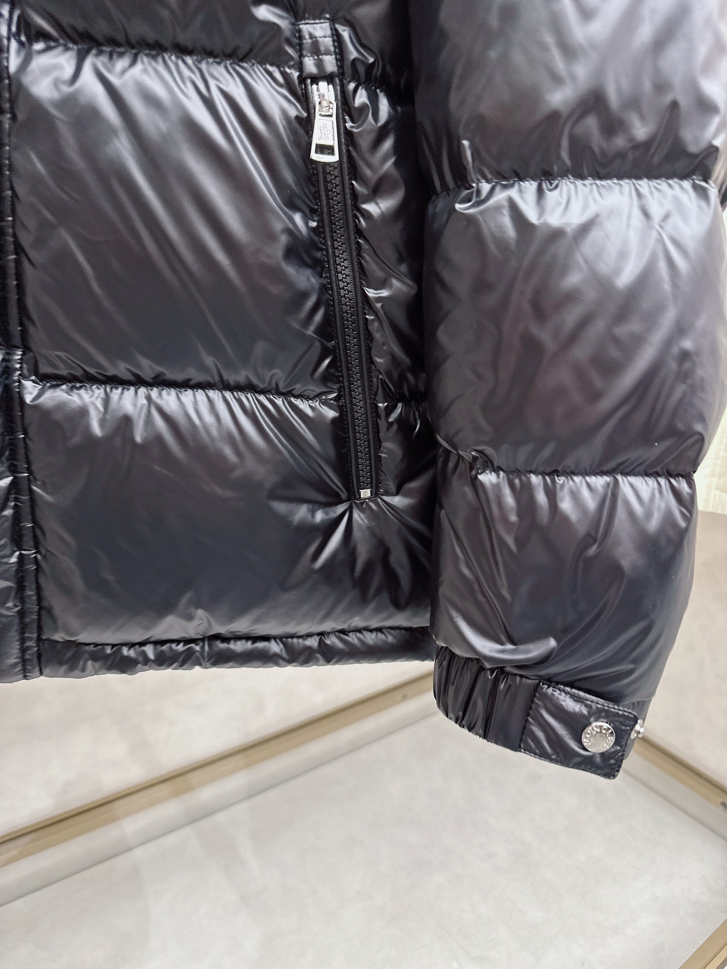 蒙口 2025秋冬新款羽绒服。这款号称羽绒服届最高端的，全部90绒的三标齐全带着经典的Logo组合搭配，