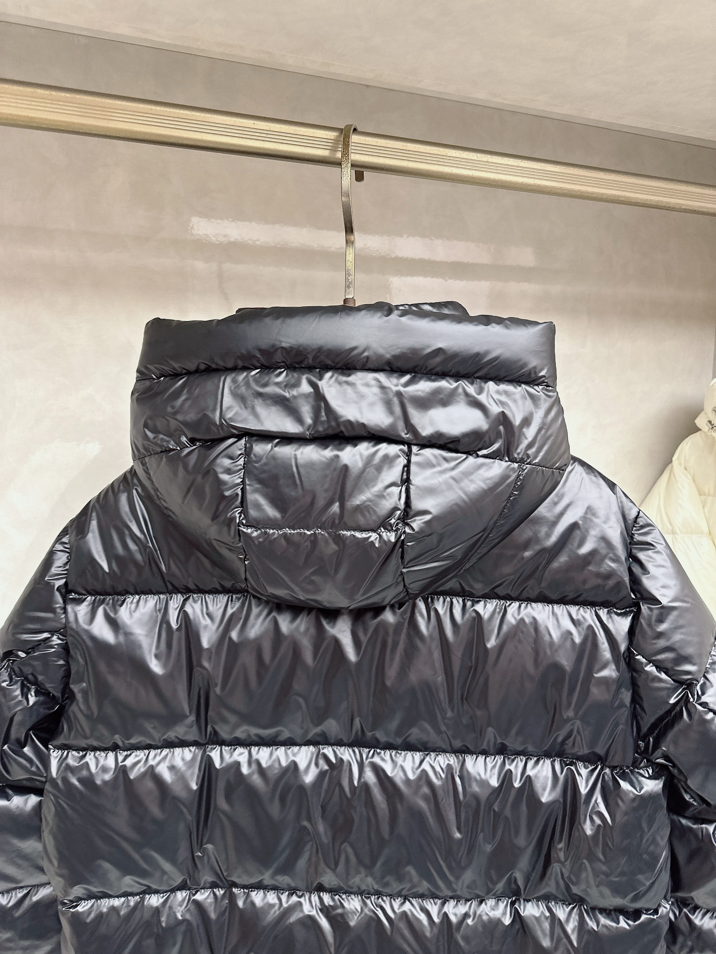 蒙口 2025秋冬新款羽绒服。这款号称羽绒服届最高端的，全部90绒的三标齐全带着经典的Logo组合搭配，