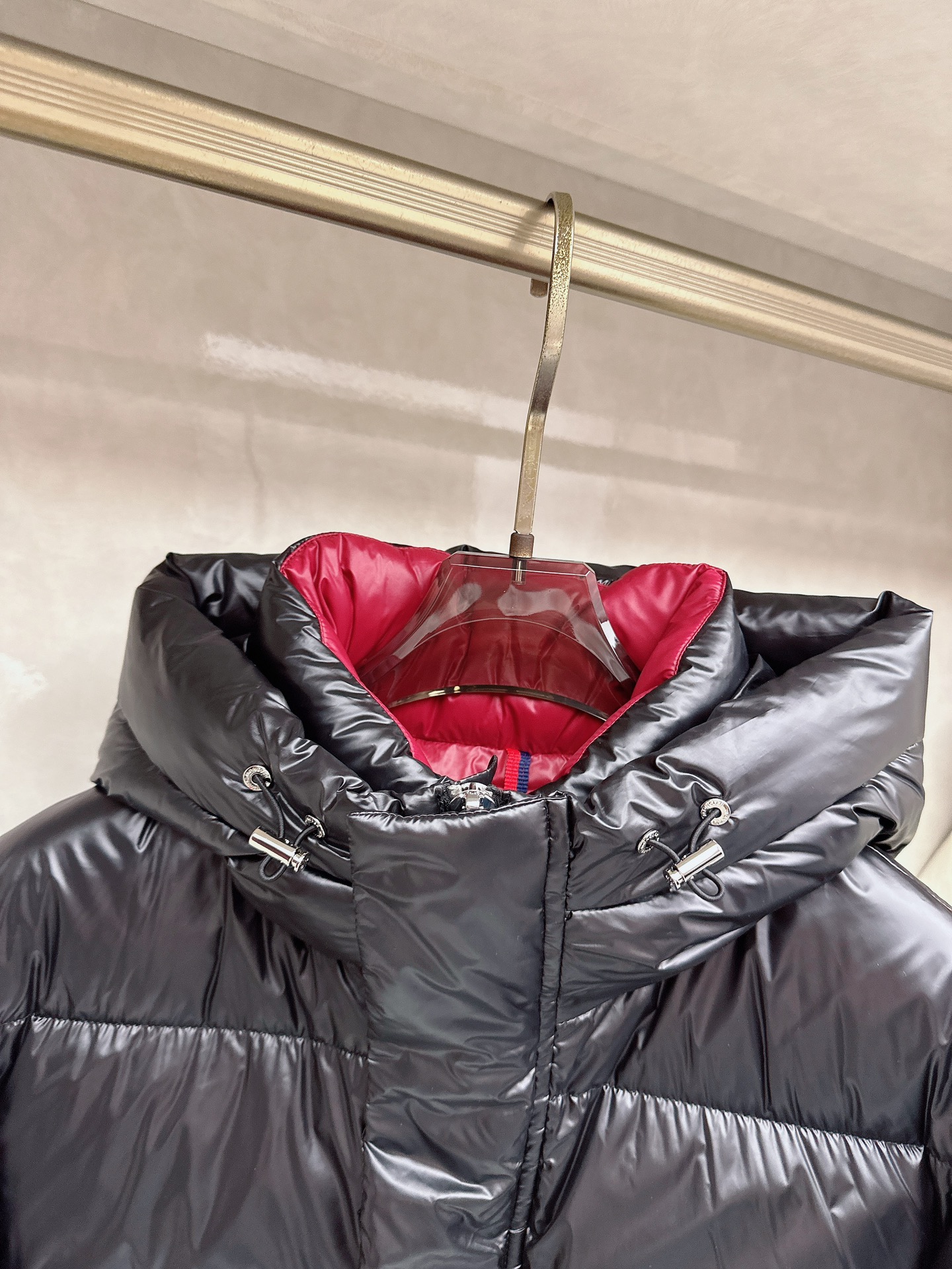 蒙口 2025秋冬新款羽绒服。这款号称羽绒服届最高端的，全部90绒的三标齐全带着经典的Logo组合搭配，