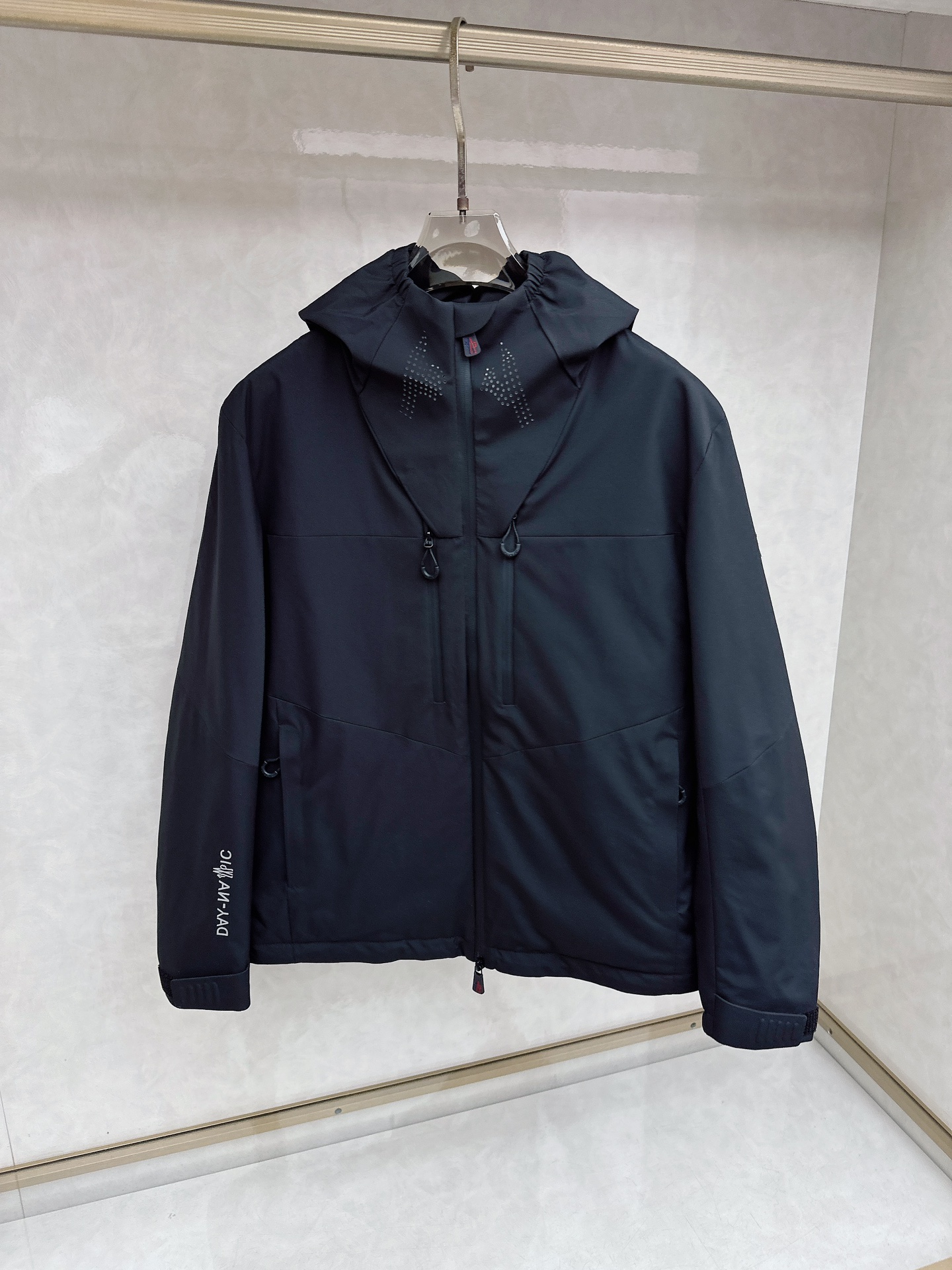 NO:627813,Mongolian top version synchronized 100% new national standard 90 trump card new single!  A king that I have been looking forward to for the second half of the year. It is considered a success. This product is completely new, with new accessories, new fabrics, new styles, and new styles!  Super warm and fashionable color matching, it is precisely because of these irreplaceable details and specifications that it is the first model in the industry, high quality, high-end goods, recommended for personal use!  !  Size m-3xl,,Moncler,alexander wang19860909蒙口 顶级版本同步 百分百新国标90 王牌新单 ！一个我期待了一个下半年的王 算是换血成功了,这款完全是新鲜血,新的辅料,新的面料,新的款式,新的版型！超保暖 时尚的配色,正是因为这些无法替代的细节与规格,业内首发款,高品质,高档货,自留推荐！！ 尺码m-3xl,,Moncler,alexander wang,Men's clothing