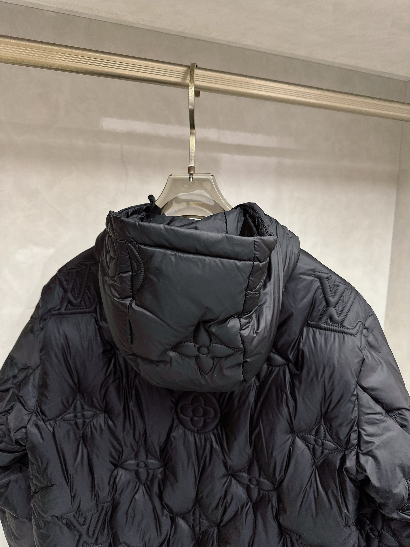 LV 2025秋冬新品羽绒服，以标志性Monogram浮雕老花图案重塑冬日奢华美学。款式采用宽松廓形与连