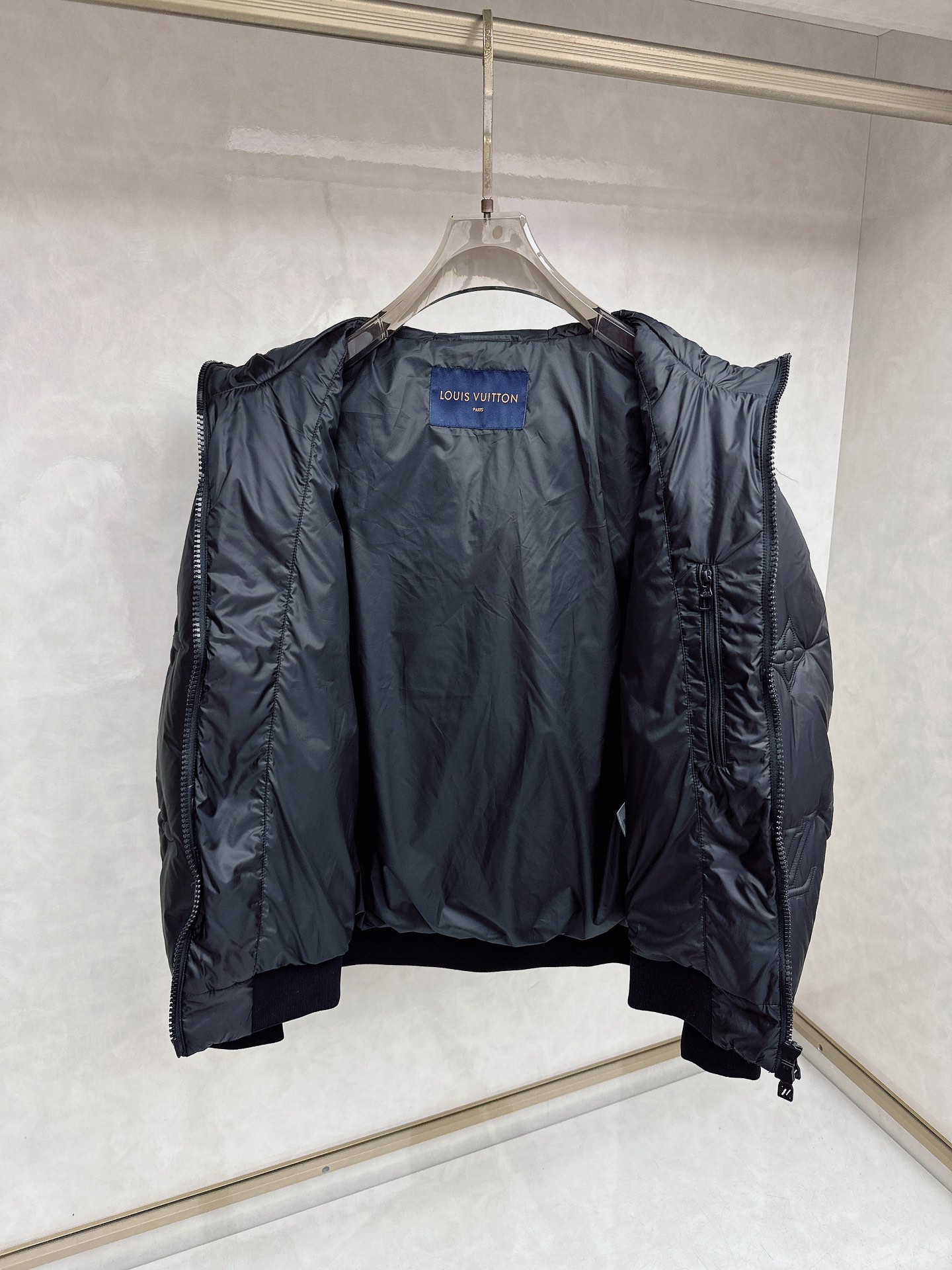 LV 2025秋冬新品羽绒服，以标志性Monogram浮雕老花图案重塑冬日奢华美学。款式采用宽松廓形与连