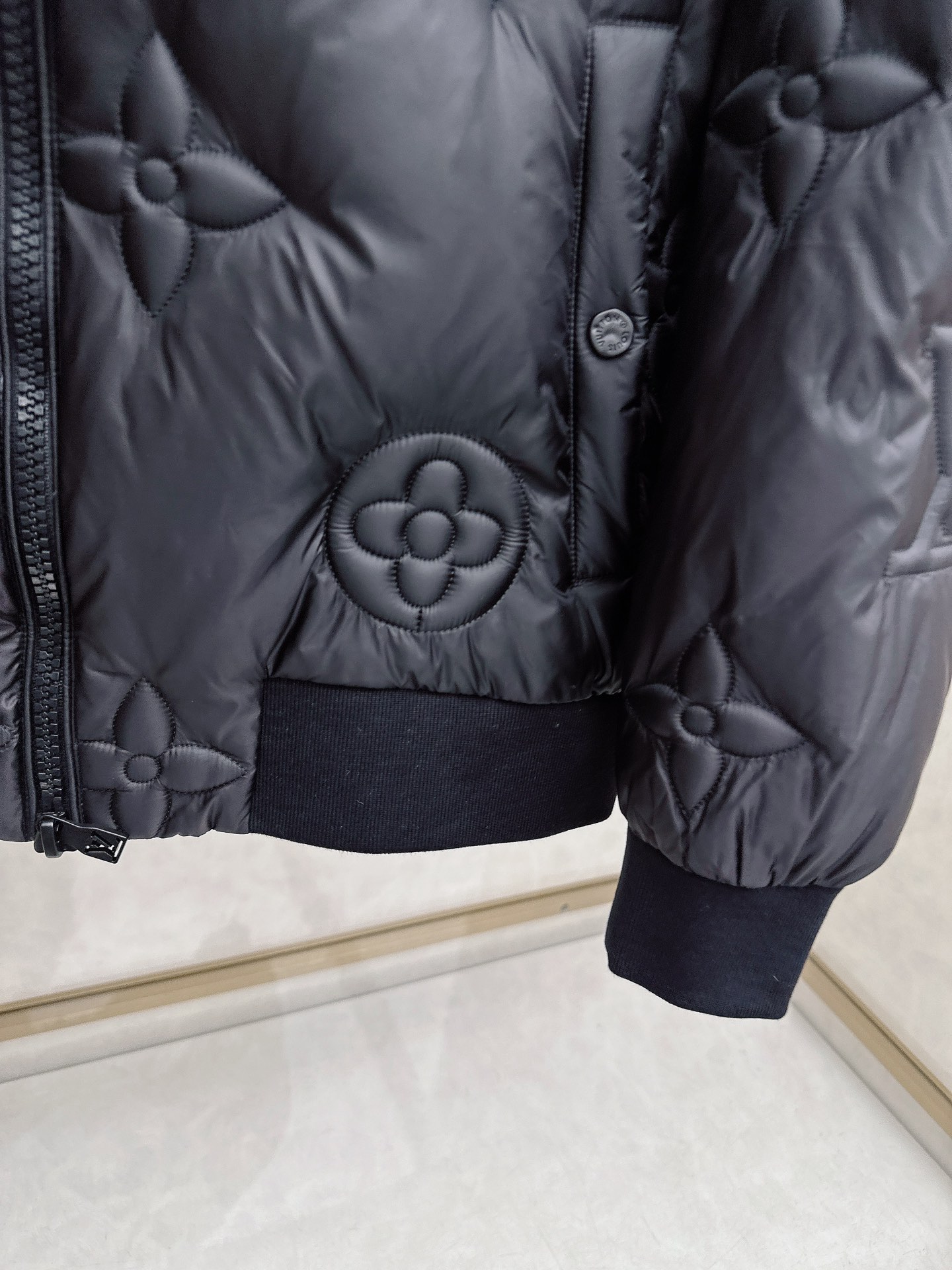 LV 2025秋冬新品羽绒服，以标志性Monogram浮雕老花图案重塑冬日奢华美学。款式采用宽松廓形与连