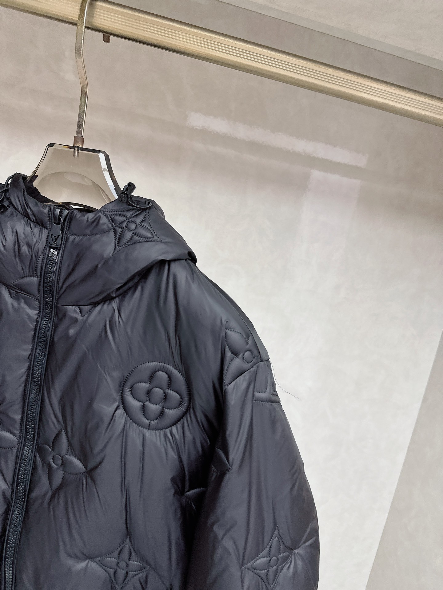 LV 2025秋冬新品羽绒服，以标志性Monogram浮雕老花图案重塑冬日奢华美学。款式采用宽松廓形与连