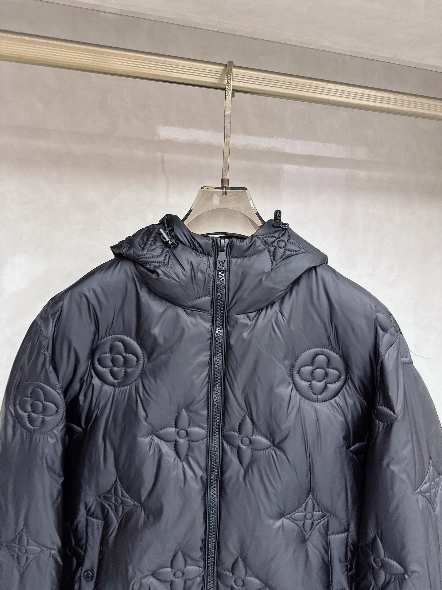 LV 2025秋冬新品羽绒服，以标志性Monogram浮雕老花图案重塑冬日奢华美学。款式采用宽松廓形与连