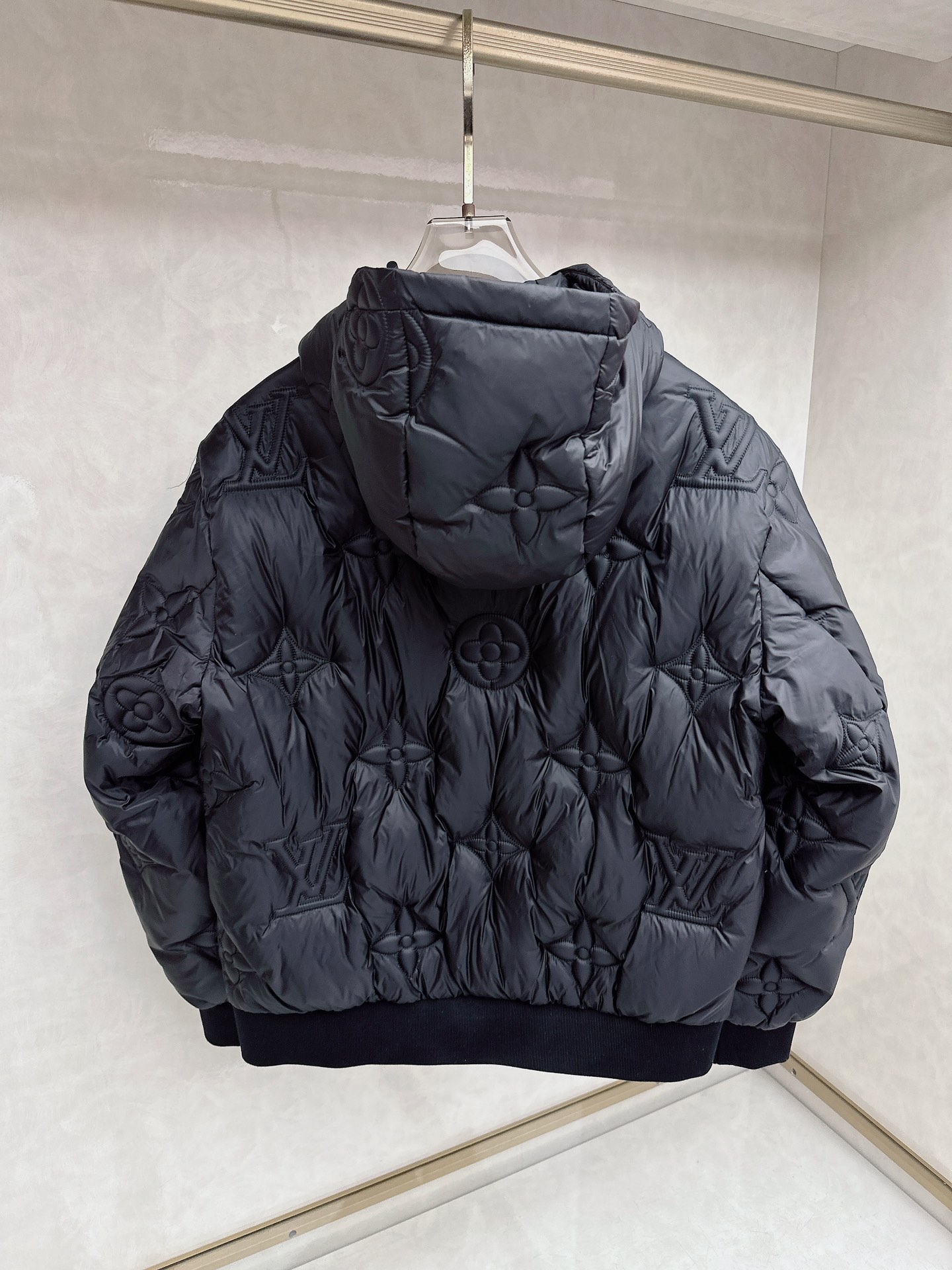 LV 2025秋冬新品羽绒服，以标志性Monogram浮雕老花图案重塑冬日奢华美学。款式采用宽松廓形与连