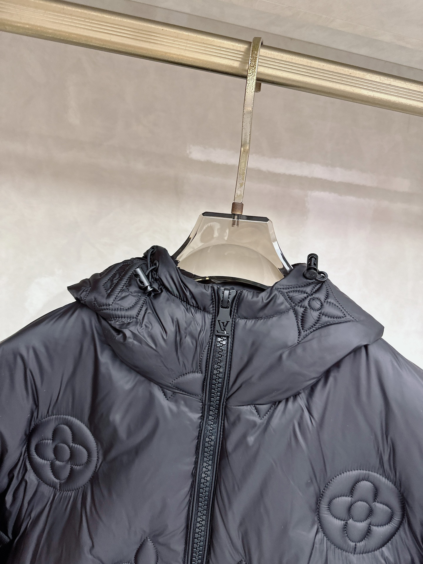 LV 2025秋冬新品羽绒服，以标志性Monogram浮雕老花图案重塑冬日奢华美学。款式采用宽松廓形与连