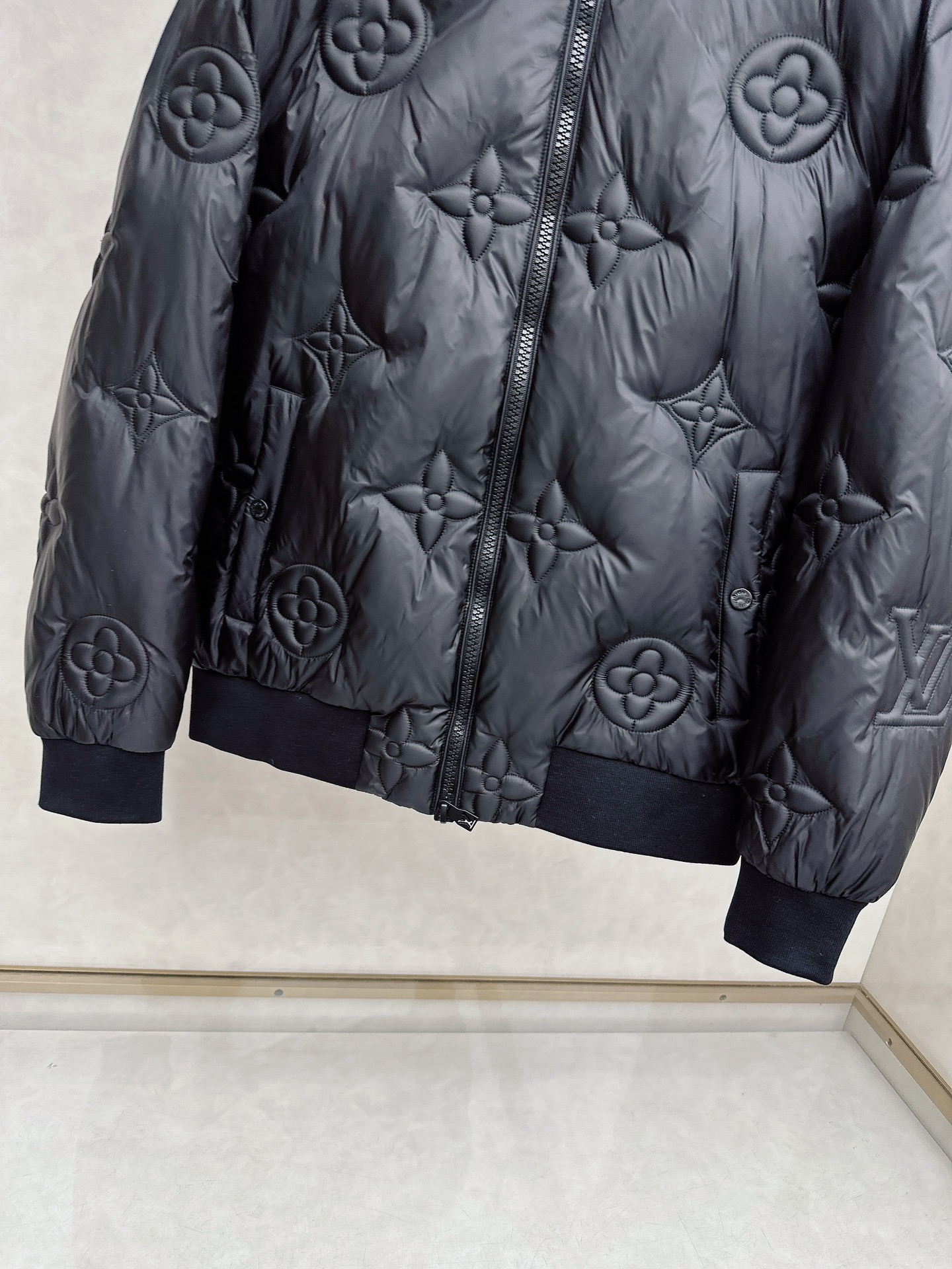 LV 2025秋冬新品羽绒服，以标志性Monogram浮雕老花图案重塑冬日奢华美学。款式采用宽松廓形与连