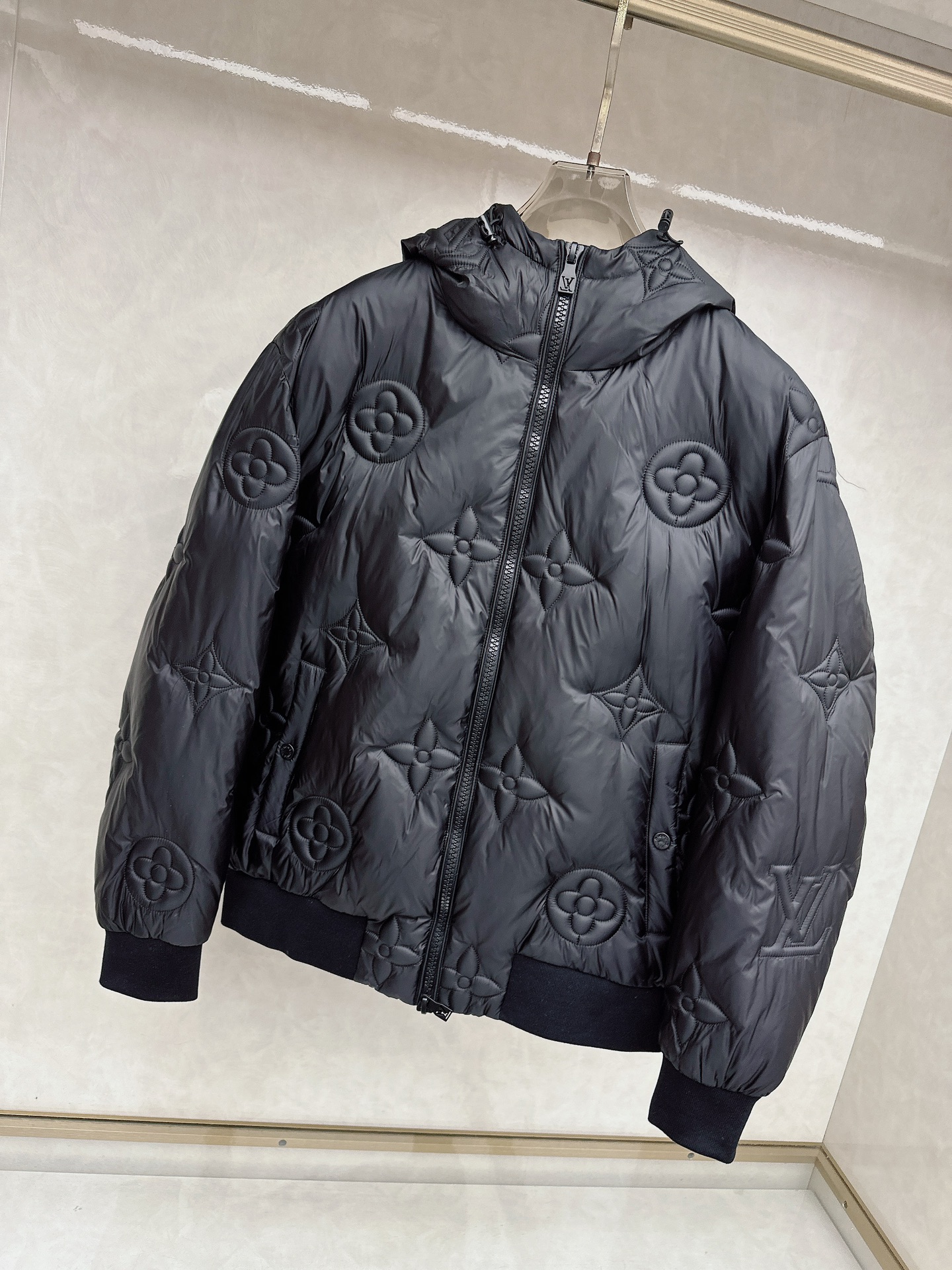 LV 2025秋冬新品羽绒服，以标志性Monogram浮雕老花图案重塑冬日奢华美学。款式采用宽松廓形与连