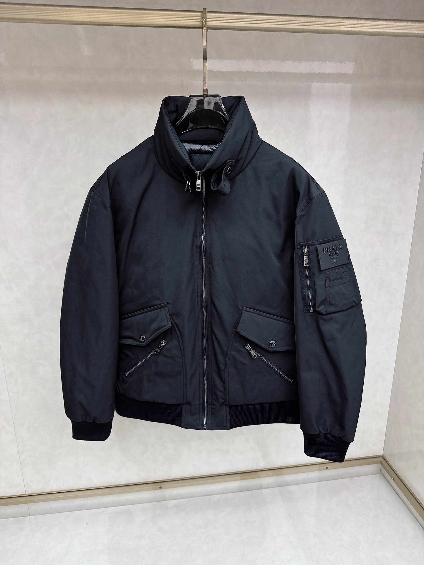 NO:627834,Prada's top version is synchronized with 100% new national standard 90 trump card new single!  A king that I have been looking forward to for the second half of the year. It is considered a success. This product is completely new, with new accessories, new fabrics, new styles, and new styles!  Super warm and fashionable color matching, it is precisely because of these irreplaceable details and specifications that it is the first model in the industry, high quality, high-end goods, recommended for personal use!  !  Size m-3xl,,prada,alexander wang19860909普拉达 顶级版本同步 百分百新国标90 王牌新单 ！一个我期待了一个下半年的王 算是换血成功了,这款完全是新鲜血,新的辅料,新的面料,新的款式,新的版型！超保暖 时尚的配色,正是因为这些无法替代的细节与规格,业内首发款,高品质,高档货,自留推荐！！ 尺码m-3xl,,prada,alexander wang,Men's clothing