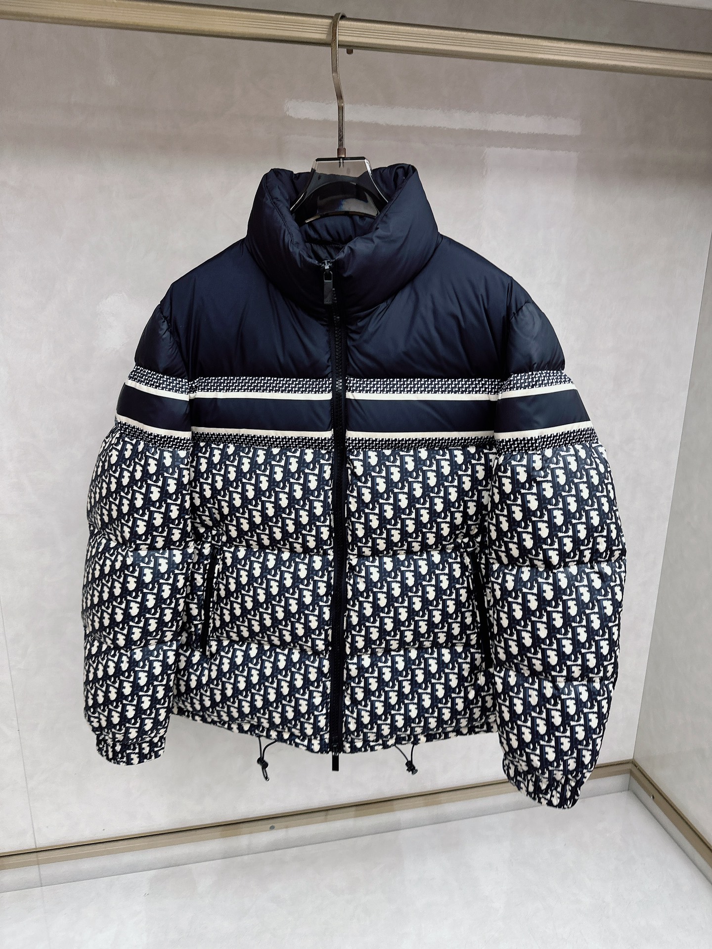 NO:627840,Dior's top version is synchronized with 100% new national standard 90 trump card new single!  A king that I have been looking forward to for the second half of the year. It is considered a success. This product is completely new, with new accessories, new fabrics, new styles, and new styles!  Super warm and fashionable color matching, it is precisely because of these irreplaceable details and specifications that it is the first model in the industry, high quality, high-end goods, recommended for personal use!  !  Size m-3xl,,dior,alexander wang19860909迪奥 顶级版本同步 百分百新国标90 王牌新单 ！一个我期待了一个下半年的王 算是换血成功了,这款完全是新鲜血,新的辅料,新的面料,新的款式,新的版型！超保暖 时尚的配色,正是因为这些无法替代的细节与规格,业内首发款,高品质,高档货,自留推荐！！ 尺码m-3xl,,dior,alexander wang,Men's clothing