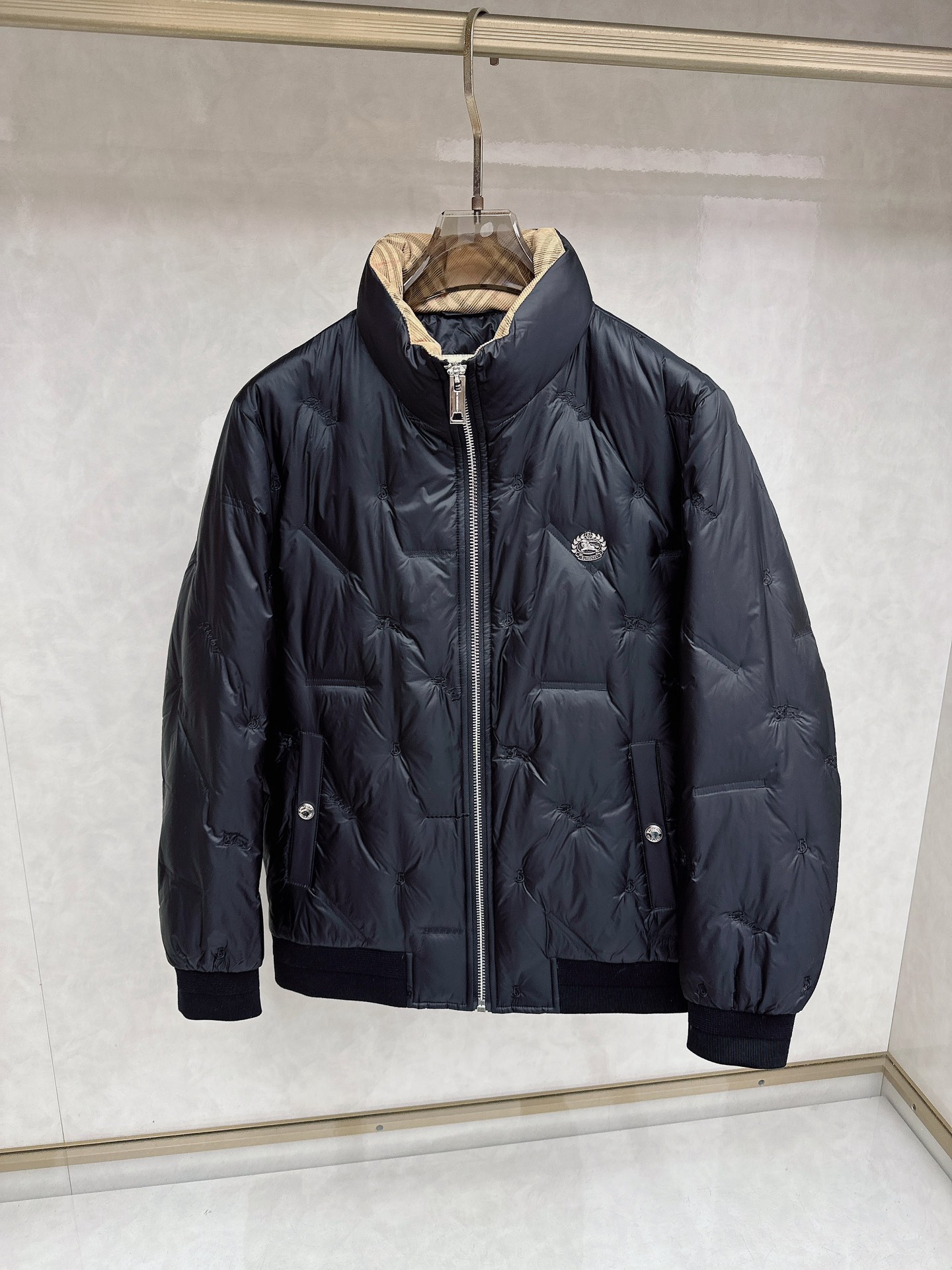 NO:627847,Burberry's top version is synchronized with 100% new national standard 90 trump card new single!  A king that I have been looking forward to for the second half of the year. It is considered a success. This product is completely new, with new accessories, new fabrics, new styles, and new styles!  Super warm and fashionable color matching, it is precisely because of these irreplaceable details and specifications that it is the first model in the industry, high quality, high-end goods, recommended for personal use!  !  Size m-3xl,,burberry,alexander wang19860909巴宝莉 顶级版本同步 百分百新国标90 王牌新单 ！一个我期待了一个下半年的王 算是换血成功了,这款完全是新鲜血,新的辅料,新的面料,新的款式,新的版型！超保暖 时尚的配色,正是因为这些无法替代的细节与规格,业内首发款,高品质,高档货,自留推荐！！ 尺码m-3xl,,burberry,alexander wang,Men's clothing