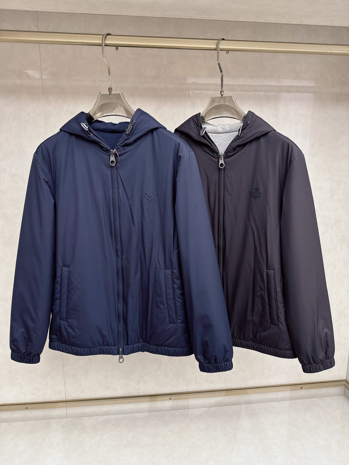 NO:627781,Loro Piana's 2025 new hooded double-sided coat Loro Piana's stand-up collar coat has no exaggerated embellishments, only tailoring with centuries of craftsmanship, which fits every inch of the body. It can hold up decently in business and be relaxed and lazy in leisure. The stand-up collar version modifies the neck line and adds a capable temperament; the short design optimizes body proportions.  One side of the jacket is suitable for outdoor sports; the other side is simple and casual, suitable for daily wardrobes. It is also equipped with the brand's classic embroidered logo, which is presented in a delicate and compact form. It does not destroy the simplicity of double-sided wear, but also highlights the brand identity, enhances recognition and  Exquisiteness. The slightly gathered hem and cuffs inject a simple silhouette, making it look smart when doing business. It echoes LP’s old-money style of “low-key yet hidden in details”, allowing the outfit to find a balance between “relaxed” and “refined”, giving it a high-end feel.  Code number 48 50 52 54 56,,loro piana,loro piana,jackets & coats,hats,alexander wang19860909Loro Piana2025新款连帽双面外套 Loro Piana这款立领外套没有浮夸缀饰,唯有百年工艺沉淀的剪裁,贴合身体每一寸舒展,商务时撑得起体面,休闲时松得出慵懒.立领版型,立领修饰颈部线条,增添干练气质；短款设计优化身材比例. 外套一面适合户外运动；一面简约休闲,适合日常衣柜百搭,又配上品牌经典刺绣logo,以精致小巧的形式呈现,不破坏双面穿的简约感,又能彰显品牌身份,提升辨识度与精致度.微微收拢的下摆与袖口,给简约版型注入,商务时显干练,呼应LP“低调却处处藏细节”的老钱风,让穿搭在“松弛”与“精致”间找到平衡,举手投足都是高级感. 码数48 50 52 54 56,,loro piana,loro piana,jackets & coats,hats,alexander wang,Men's clothing