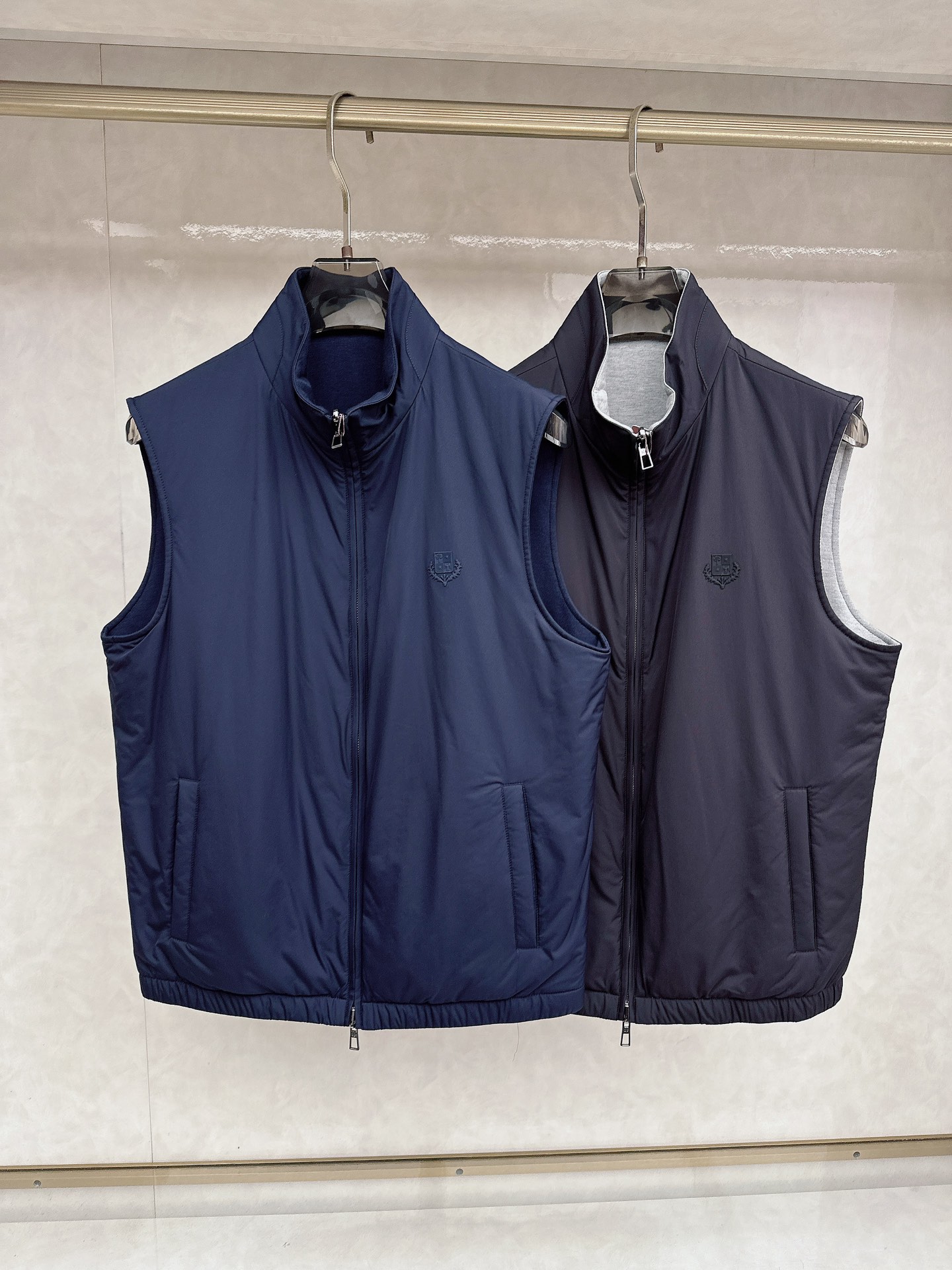 NO:627789,LSS new autumn and winter double-sided vest jacket. The latest style. The custom-made fabric is soft and skin-friendly, anti-wrinkle and stylish, and the upper body is comfortable; the brand logo is decorated on the chest, which is highly recognizable; the stand-up collar design combines business and leisure; the polyester fiber lining has a full sense of luxury; a vest suitable for many occasions and regardless of age. Sizes: M-3XL, loro piana, jackets & coats, alexander wang19860909LSS秋冬新款双面马甲外套.最新款.定制面料软糯亲肤,抗皱有型,上身舒适；胸前饰以品牌logo,辨识度极高；立领设计,商务与休闲兼并；聚脂纤维内衬,高级感满满；一款适合多种场合,不挑年纪的马甲.尺码:M-3XL,,loro piana,jackets & coats,alexander wang,Men's clothing