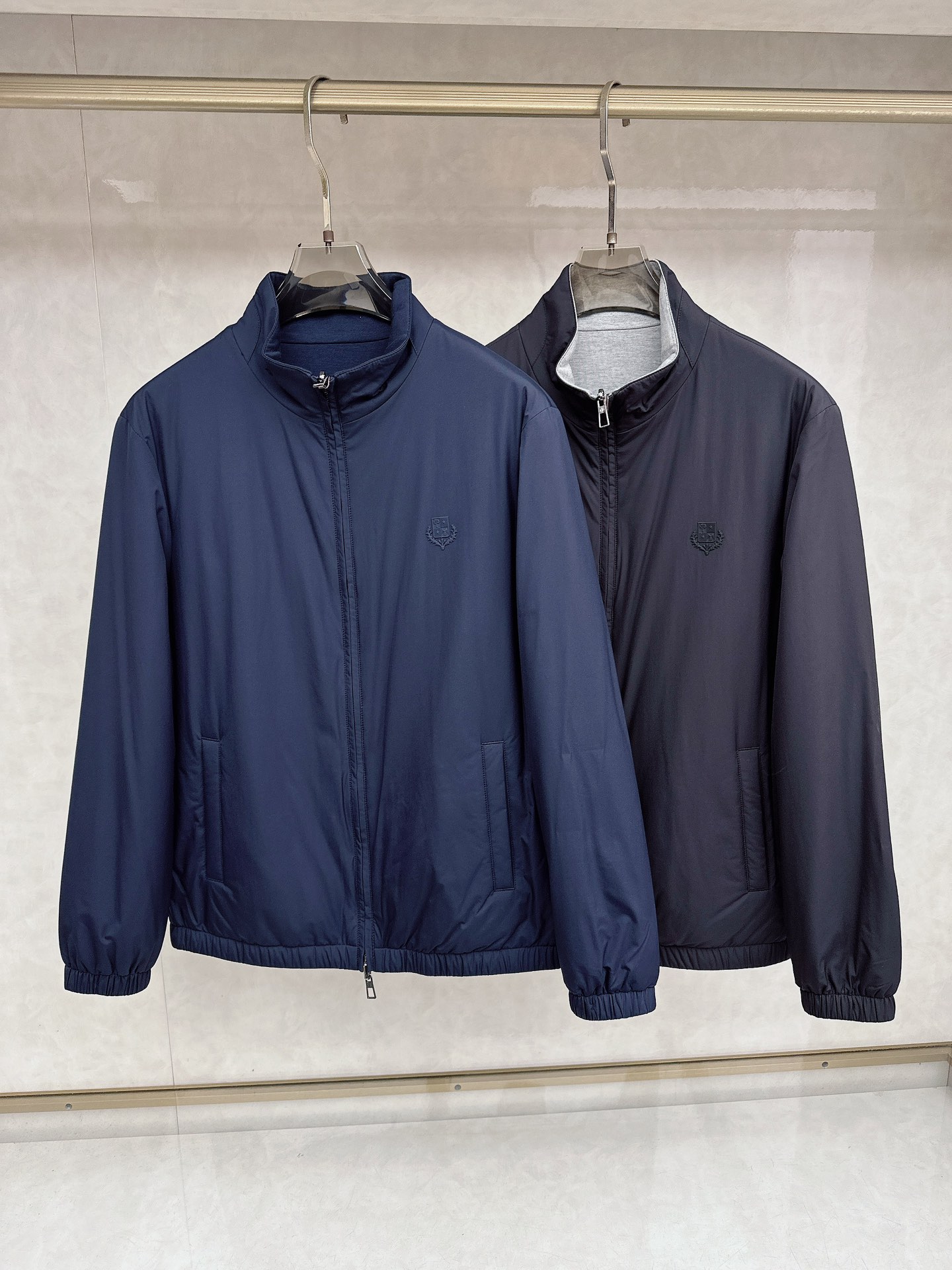 NO:627797,Loro Piana's 2025 new stand-up collar coat Loro Piana's stand-up collar coat has no exaggerated embellishments, only tailoring with centuries of craftsmanship, which fits every inch of the body. It can hold up decently in business and be relaxed and lazy in leisure. Stand-up collar version, the stand-up collar modifies the neck line, adding a capable temperament; the short design optimizes body proportions.  One side of the jacket is suitable for outdoor sports; the other side is simple and casual, suitable for daily wardrobes. It is also equipped with the brand's classic embroidered logo, which is presented in a delicate and compact form. It does not destroy the simplicity of double-sided wear, but also highlights the brand identity, enhances recognition and  Exquisiteness. The slightly gathered hem and cuffs inject a simple silhouette, making it look smart when doing business. It echoes LP’s old-money style of “low-key yet hidden in details”, allowing the outfit to find a balance between “relaxed” and “refined”, giving it a high-end feel.  Code number 48 50 52 54 56,,loro piana,loro piana,jackets & coats,alexander wang19860909Loro Piana2025新款立领外套 Loro Piana这款立领外套没有浮夸缀饰,唯有百年工艺沉淀的剪裁,贴合身体每一寸舒展,商务时撑得起体面,休闲时松得出慵懒.立领版型,立领修饰颈部线条,增添干练气质；短款设计优化身材比例. 外套一面适合户外运动；一面简约休闲,适合日常衣柜百搭,又配上品牌经典刺绣logo,以精致小巧的形式呈现,不破坏双面穿的简约感,又能彰显品牌身份,提升辨识度与精致度.微微收拢的下摆与袖口,给简约版型注入,商务时显干练,呼应LP“低调却处处藏细节”的老钱风,让穿搭在“松弛”与“精致”间找到平衡,举手投足都是高级感. 码数48 50 52 54 56,,loro piana,loro piana,jackets & coats,alexander wang,Men's clothing