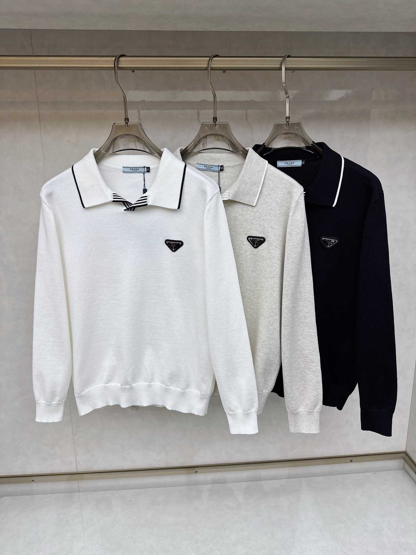 NO:627703,Prada 2025 new sweater, chest logo design!  Trading company channels are rare and available on the official website simultaneously!  Autumn and winter series classic design!  This sweater is made of imported knitted wool!  The soft and dense terry texture makes it breathable and comfortable to wear next to the skin. The color is beautiful, eye-catching and fashionable. The unique pattern will definitely make you stand out in the crowd!  Casual cut design!  The upper body effect is age-reducing and versatile, and it can be easily worn as a daily casual wear. Sizes M-4XL, prada, sweaters, alexander wang19860909普拉达 2025新款毛衣,胸前logo设计！贸易公司渠道稀出,同步官网发售！秋冬系列经典设计！此款毛衣甄选客供进口针织羊毛材质！柔软绵密的毛圈肌理,贴身穿着透气亲肤舒适,色彩靓丽、吸睛时髦度爆棚,与众不同的图案绝对可以让你在人群中出彩万分！休闲版型裁剪设计！上身效果减龄又百搭,轻松Get起日常休闲穿搭.尺码M-4XL,,prada,sweaters,alexander wang,Men's clothing