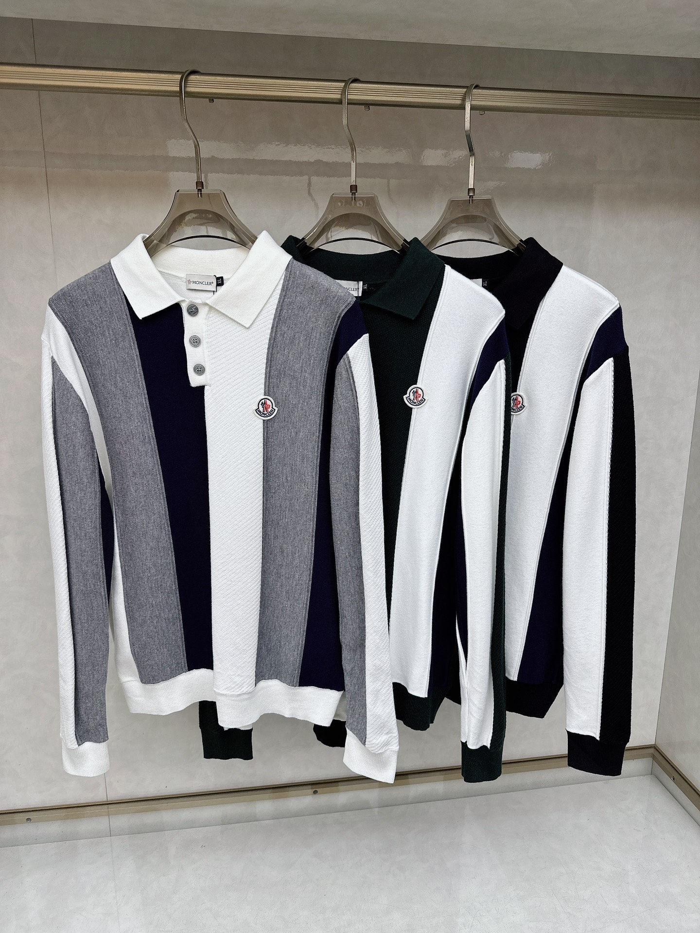 NO:627707,Mouthless 2025 new sweater, logo design on the chest!  Trading company channels are rare and available on the official website simultaneously!  Autumn and winter series classic design!  This sweater is made of imported knitted wool!  The soft and dense terry texture makes it breathable and comfortable to wear next to the skin. The color is beautiful, eye-catching and fashionable. The unique pattern will definitely make you stand out in the crowd!  Casual cut design!  The upper body effect is age-reducing and versatile, and it can be easily worn as a daily casual wear. Sizes M-4XL, Moncler, sweaters, alexander wang19860909蒙口 2025新款毛衣,胸前logo设计！贸易公司渠道稀出,同步官网发售！秋冬系列经典设计！此款毛衣甄选客供进口针织羊毛材质！柔软绵密的毛圈肌理,贴身穿着透气亲肤舒适,色彩靓丽、吸睛时髦度爆棚,与众不同的图案绝对可以让你在人群中出彩万分！休闲版型裁剪设计！上身效果减龄又百搭,轻松Get起日常休闲穿搭.尺码M-4XL,,Moncler,sweaters,alexander wang,Men's clothing