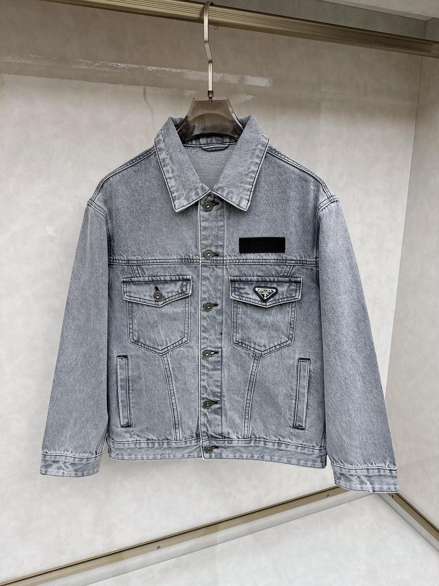 NO:627710,Prada Prada 2025 new original men's casual denim jacket, breathable and comfortable, high-end customization, high version, fashionable and versatile imported fabrics, super soft and delicate to the touch, skin-friendly and comfortable to wear, high-end boutique, the upper body is exquisitely made by the factory, a must-have item for men, complete with three standards, size M-4XL,, prada, prada, jackets & coats, alexander wang19860909Prada普拉达 2025新款原单男士休闲牛仔外套 透气舒适 高端定制 高版本 时尚百搭爆款进口面料 手感超柔软细腻 穿着亲肤舒适 高端精品 代工厂精细做上身非常赞 男士必备单品 三标齐全 码数M-4XL,,prada,prada,jackets & coats,alexander wang,Men's clothing