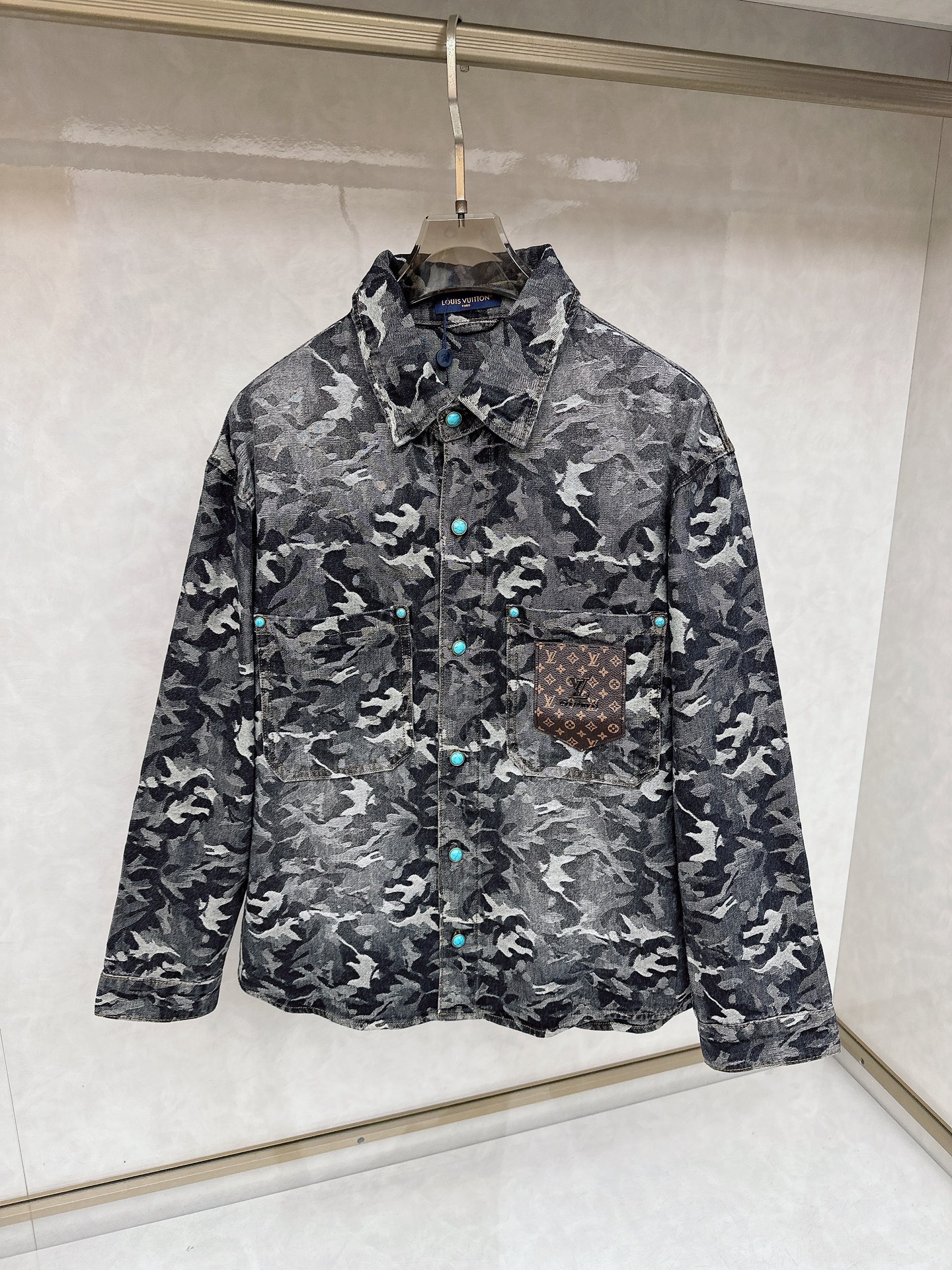 NO:627716,LV 2025 new original men's casual denim jacket, breathable and comfortable, high-end customization, high version, fashionable and versatile imported fabrics, super soft and delicate to the touch, skin-friendly and comfortable to wear, high-end boutique, the upper body is exquisitely made by the factory, a must-have item for men, complete with three standards, size M-4XL,, louis vuitton, jackets & coats, alexander wang19860909LV 2025新款原单男士休闲牛仔外套 透气舒适 高端定制 高版本 时尚百搭爆款进口面料 手感超柔软细腻 穿着亲肤舒适 高端精品 代工厂精细做上身非常赞 男士必备单品 三标齐全 码数M-4XL,,louis vuitton,jackets & coats,alexander wang,Men's clothing