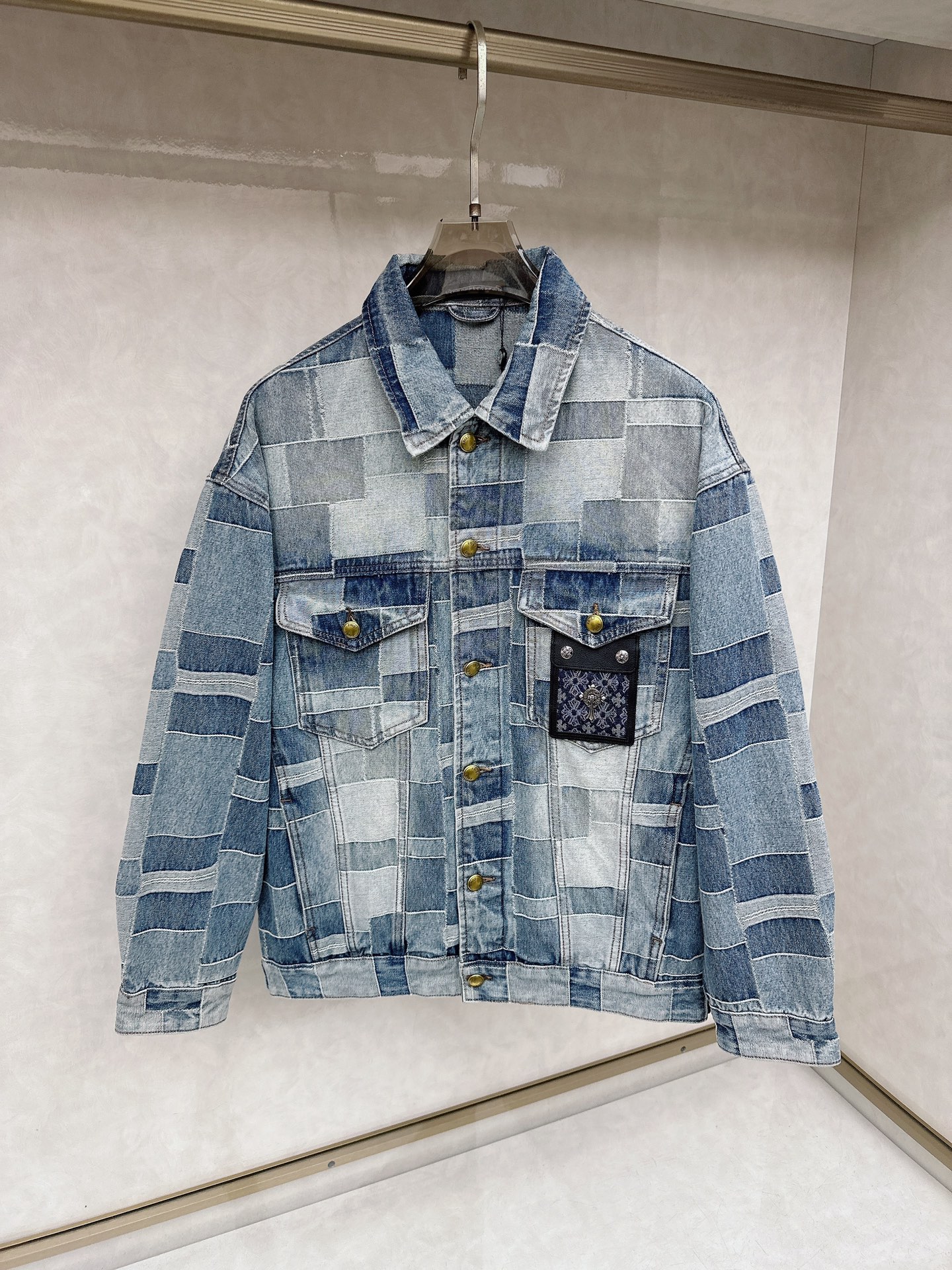 NO:627722,Chrome Hearts 2025 new original men's casual denim jacket. Breathable and comfortable. High-end customization. High version. Fashionable and versatile imported fabrics. Super soft and delicate feel. Skin-friendly and comfortable to wear. High-end boutique. The upper body is finely made by the factory. It is a must-have item for men. Three standards are complete. Size M-4XL, chrome hearts, jackets & coats, alexander wang19860909克罗心 2025新款原单男士休闲牛仔外套 透气舒适 高端定制 高版本 时尚百搭爆款进口面料 手感超柔软细腻 穿着亲肤舒适 高端精品 代工厂精细做上身非常赞 男士必备单品 三标齐全 码数M-4XL,,chrome hearts,jackets & coats,alexander wang,Men's clothing