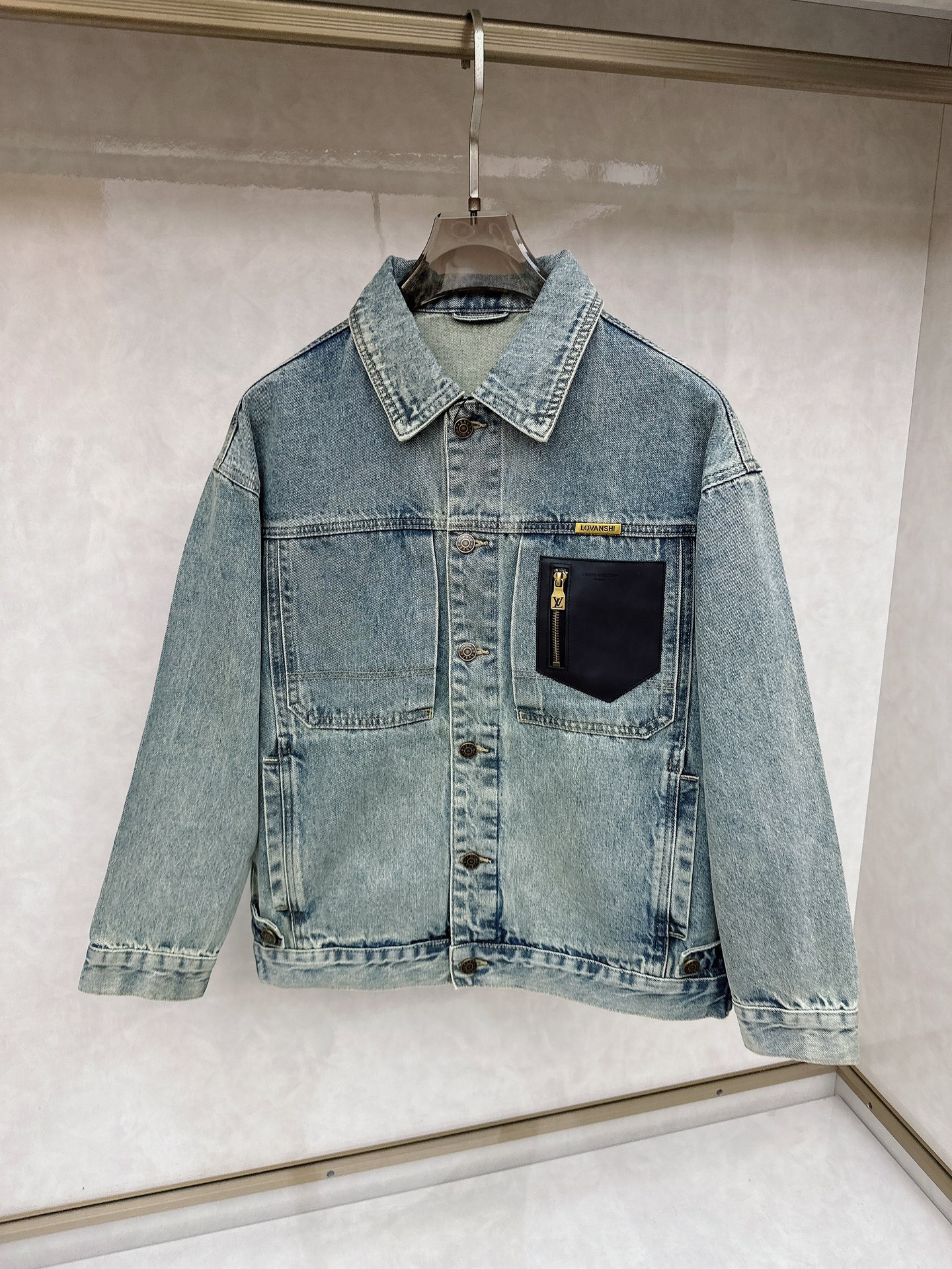 NO:627728,LV 2025 new original men's casual denim jacket, breathable and comfortable, high-end customization, high version, fashionable and versatile imported fabrics, super soft and delicate to the touch, skin-friendly and comfortable to wear, high-end boutique, the upper body is exquisitely made by the factory, a must-have item for men, complete with three standards, size M-4XL,, louis vuitton, jackets & coats, alexander wang19860909LV 2025新款原单男士休闲牛仔外套 透气舒适 高端定制 高版本 时尚百搭爆款进口面料 手感超柔软细腻 穿着亲肤舒适 高端精品 代工厂精细做上身非常赞 男士必备单品 三标齐全 码数M-4XL,,louis vuitton,jackets & coats,alexander wang,Men's clothing