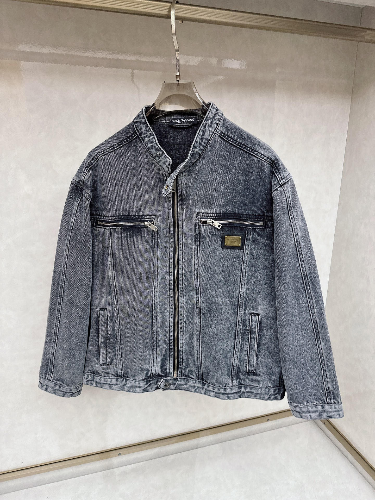 NO:627733,DG 2025 new original men's casual denim jacket, breathable and comfortable, high-end customization, high version, fashionable and versatile imported fabrics, super soft and delicate to the touch, skin-friendly and comfortable to wear, high-end boutique, the upper body is exquisitely made by the factory, a must-have item for men, complete with three standards, size M-4XL,,jackets & coats,alexander wang19860909DG 2025新款原单男士休闲牛仔外套 透气舒适 高端定制 高版本 时尚百搭爆款进口面料 手感超柔软细腻 穿着亲肤舒适 高端精品 代工厂精细做上身非常赞 男士必备单品 三标齐全 码数M-4XL,,jackets & coats,alexander wang,Men's clothing