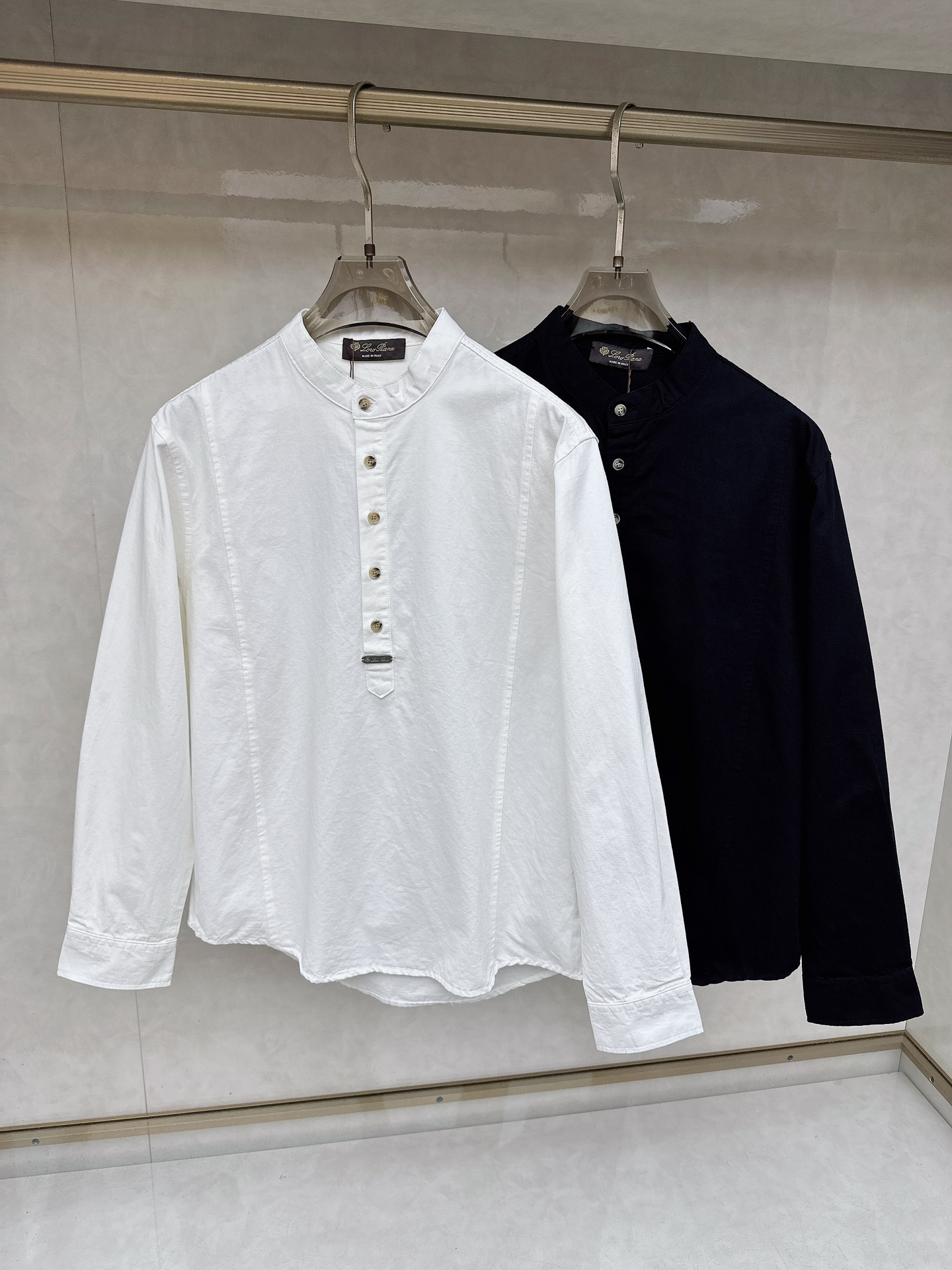 NO:627765,LP new original men's casual round neck shirt, high-end customization, high version, fashionable and versatile, imported fabrics, super soft and delicate to the touch, skin-friendly and comfortable to wear, high-end boutique, the upper body is exquisitely made by the factory, a must-have item for men, complete with three standards, size M-4XL, loro piana, shirts, alexander wang19860909LP 新款原单男士休闲圆领衬衫 高端定制 高版本 时尚百搭爆款,进口面料 手感超柔软细腻 穿着亲肤舒适 高端精品 代工厂精细做上身非常赞 男士必备单品 三标齐全 码数M-4XL,,loro piana,shirts,alexander wang,Men's clothing