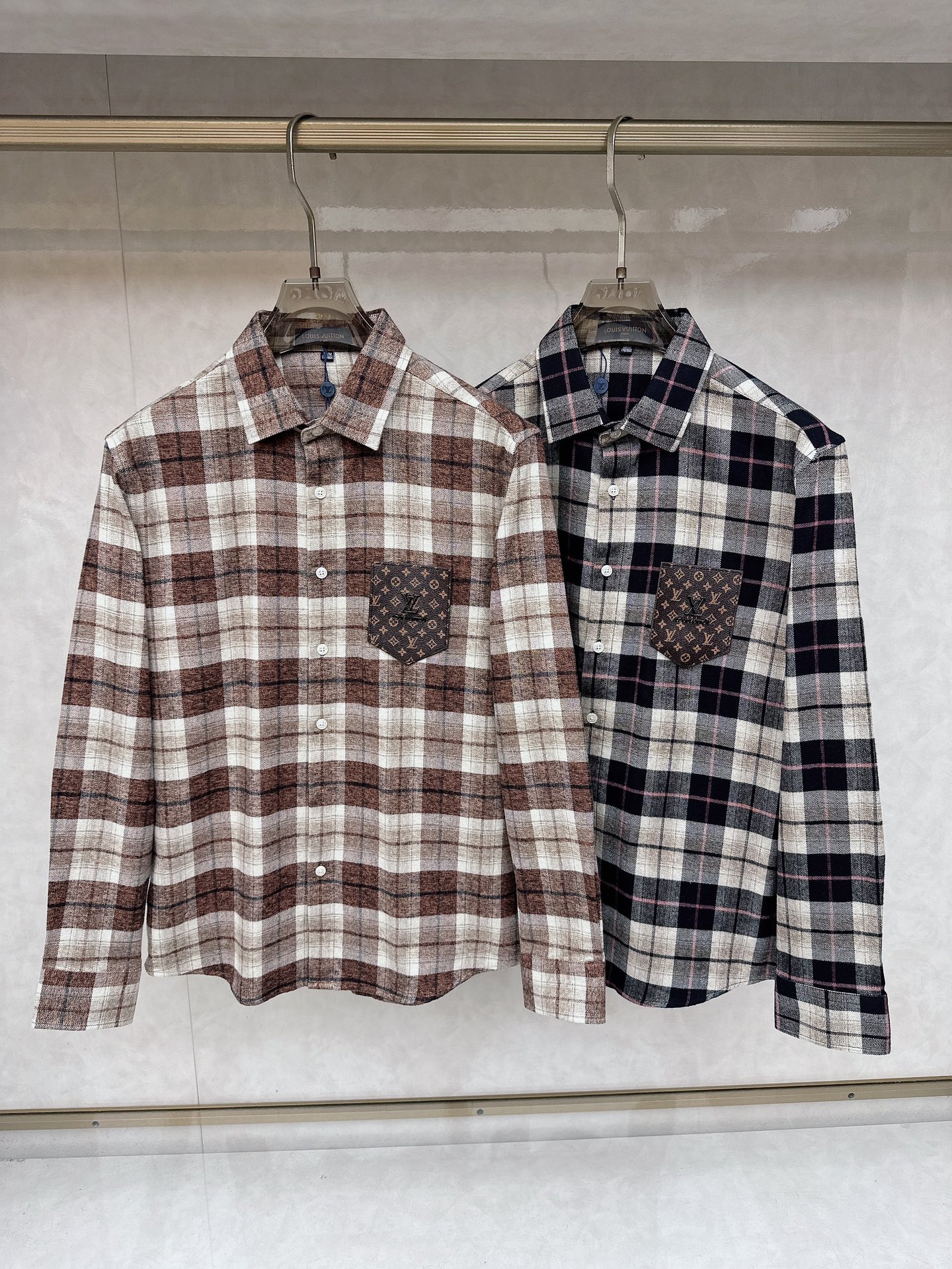 NO:627708,Louis Vuitton's new original men's casual shirt, high-end customization, high version, fashionable and versatile, imported fabrics, super soft and delicate to the touch, skin-friendly and comfortable to wear, high-end boutique, factory finely made upper body is very good, men's essential item, complete with three standards, size M-4XL,, louis vuitton, shirts, alexander wang19860909Louis Vuitton 新款原单男士休闲衬衫 高端定制 高版本 时尚百搭爆款,进口面料 手感超柔软细腻 穿着亲肤舒适 高端精品 代工厂精细做上身非常赞 男士必备单品 三标齐全 码数M-4XL,,louis vuitton,shirts,alexander wang,Men's clothing