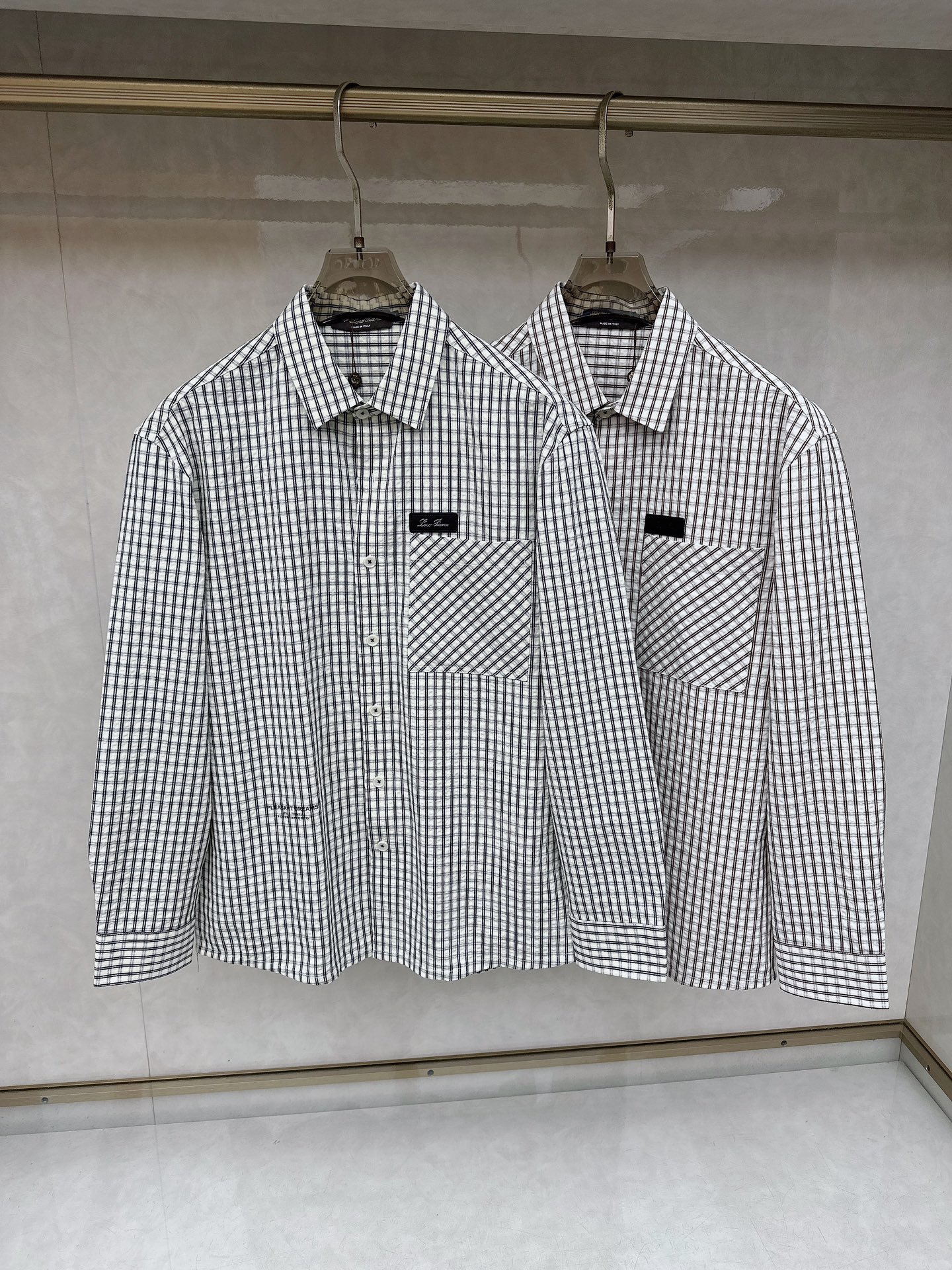 NO:627712,Loro Piana's new original men's casual shirt, high-end customization, high version, fashionable and versatile, imported fabrics, super soft and delicate to the touch, skin-friendly and comfortable to wear, high-end boutique, the upper body is exquisitely made by the factory, a must-have item for men, complete with three standards, size M-4XL,,loro piana,shirts,alexander wang19860909Loro Piana 新款原单男士休闲衬衫 高端定制 高版本 时尚百搭爆款,进口面料 手感超柔软细腻 穿着亲肤舒适 高端精品 代工厂精细做上身非常赞 男士必备单品 三标齐全 码数M-4XL,,loro piana,shirts,alexander wang,Men's clothing