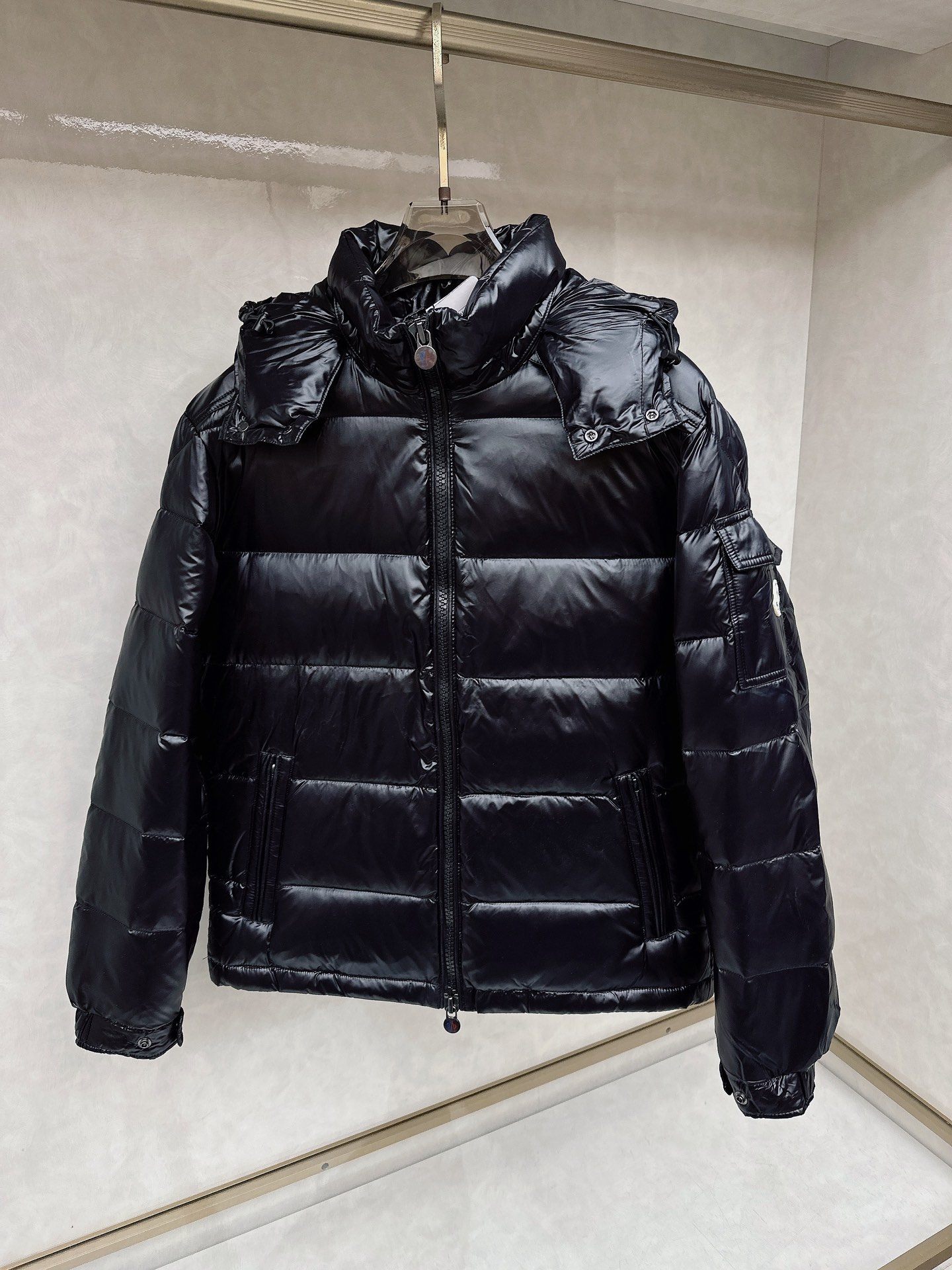 NO:627718,Mengkou's 2025 new winter cotton jacket with all three standards. The new product on the show is in perfect condition. It is comfortable and warm, and the color is full and attractive. The very outstanding design can easily enhance the fashion sense. The workmanship is extremely sophisticated and rigorous, and the wiring is neat and meticulous!  A masterpiece from a famous designer!  The upper body does not look bloated and is super handsome!  Available sizes M ~ XXXL,,Moncler,jackets & coats,alexander wang19860909蒙口 三标齐全2025冬季新款棉服外套,秀场新品品相非常完美,舒适保暖,色泽饱满诱人,非常出彩的设计,轻松将时髦感进阶,做工极为考究严谨,走线工整细致！大牌设计师巨作！上身不显臃肿、超级帅气！现货码数M ～ XXXL,,Moncler,jackets & coats,alexander wang,Men's clothing