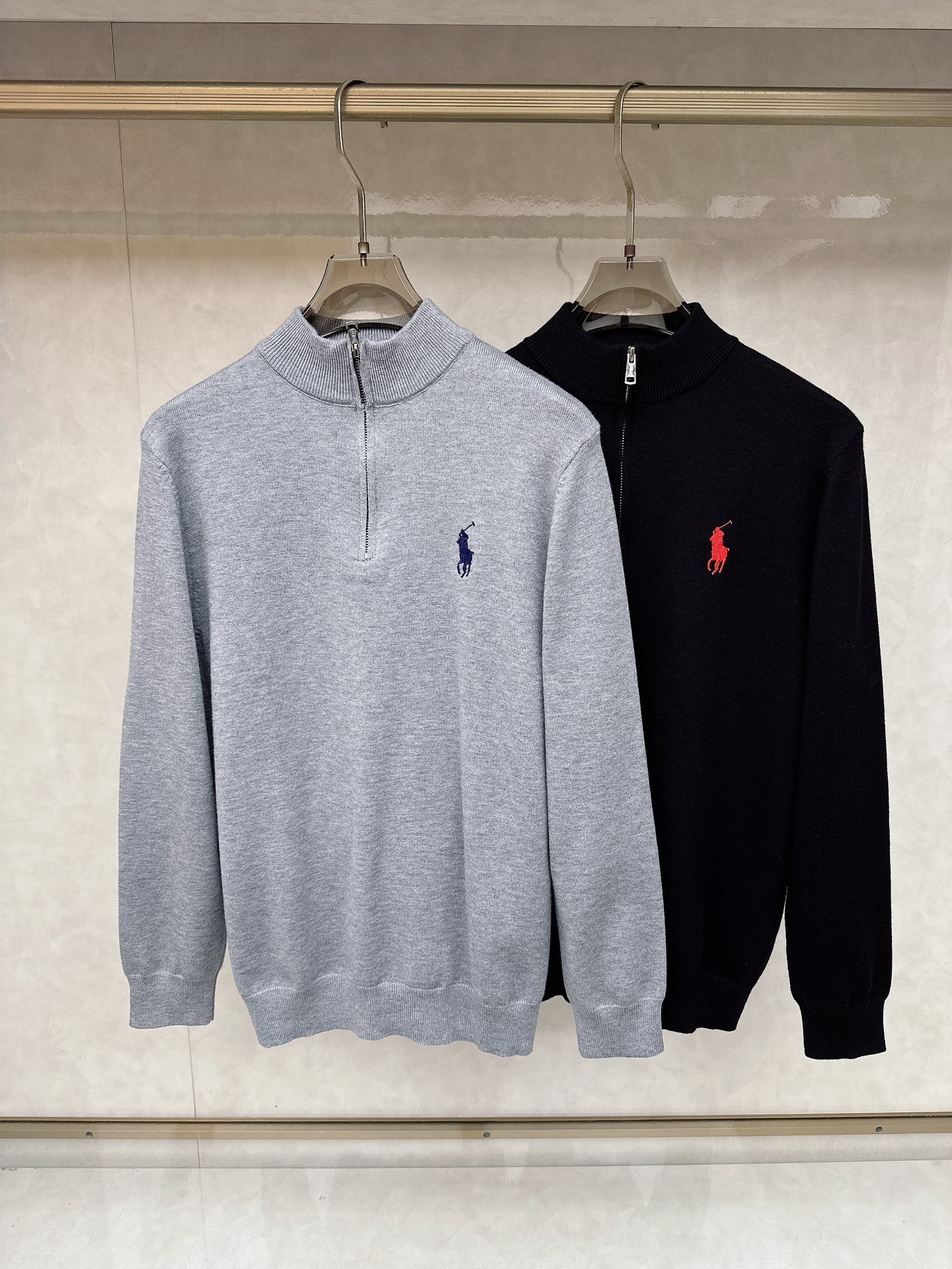 NO:627724,Paul 2025FW men's autumn and winter base layer sweater is a casual daily wear item!  The upper body is flattering to the body, and the customized fabrics perfectly integrate fashion aesthetics and new urban business and casual concepts. Different styles are available for you to choose. It will never go out of style. One piece unlocks a variety of styles. Simple but not simple, details show quality. Temperature and grace, I want it. Break the routine and dress yourself. Trends are fleeting, but style is eternal. Light and comfortable, free of movement. Full of aura, the must-have shirt for the workplace leads the trend, wears your attitude, is not afraid of challenges, youthful vitality, cost-effective choice  The whole body interprets Italian sophistication and outdoor functional style to the extreme, both solemn and harmonious, creating a unique style item. The overall outline tends to be simple, and the individual and yuppie detail processing enriches the overall vision. The wardrobe is perfect for business and leisure and has a high attendance rate!  It's something you can meet but can't ask for!  48-56,,alexander wang19860909保罗 2025FW男士秋冬 打底外穿 针织衫休闲日常穿搭单品！上身修饰身形、定制面料将时装美学和新都市商务休闲概念完美融合,不同风格任你选,永不过时 一件,解锁百变风格 简约而不简单,细节彰显品质.温度与风度,我都要.打破常规,穿出自我.潮流易逝,风格永存 轻便舒适,活动自如.气场全开,职场必备战袍引领潮流,穿出你的态度 无惧挑战 青春活力,性价比之选 通体将意式的干练和户外功能性风格极致诠释,亦庄亦谐,塑造出别具一格的造型单品,整体轮廓趋于简约风格,颇为个性且雅痞的细节处理,丰富了整体视觉.衣橱商务休闲绝佳的高出勤率！可遇而不可求！48-56,,alexander wang,Men's clothing