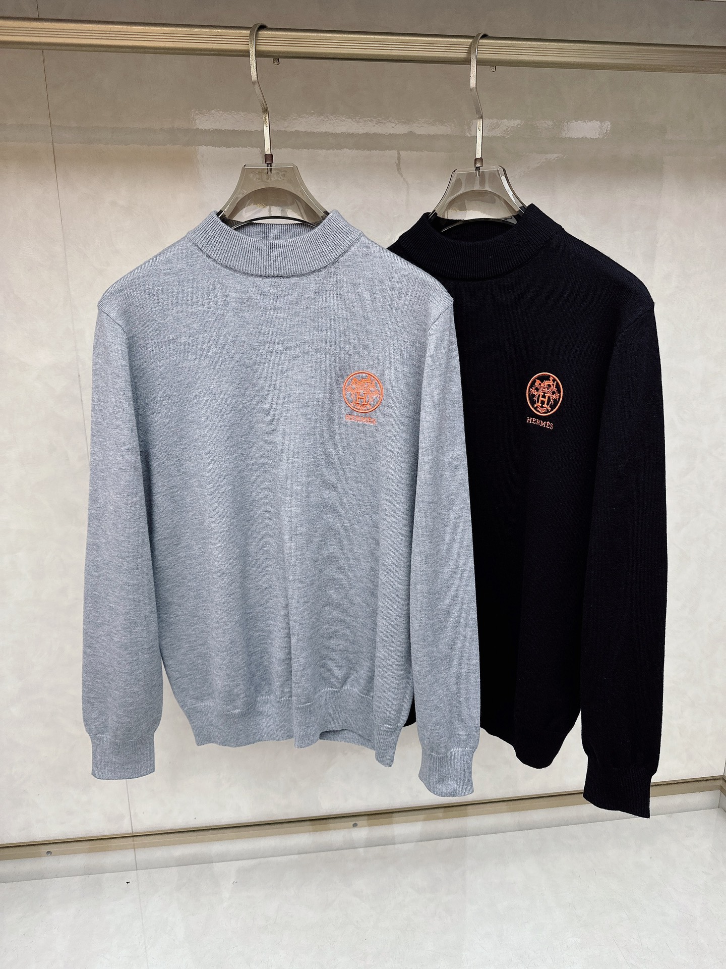 NO:627730,Hermès 3-mark complete, logo turtleneck sweater, fine wool blended sweater, high-end customized collection for men and women, part of the brand's high-end main line, patented top-grade yarn blending, using innovation to interpret conventional styles. The configuration of the fabric is subversive. The details are remarkable. The most anticipated sweater in winter. Full of high-end sense. Outflowed from the brand's designated Zhejiang processing factory. Very cost-effective. Meri wool yarn is of excellent quality.  It feels super soft, delicate, soft, non-pilling and does not deform. It is available at all major counters at the same time. It is a must-have product every year. The product seems simple, the workmanship is extremely complicated, and the upper body is not picky. The upper body is extremely skin-friendly and comfortable. It can be worn close to the body alone with an outer jacket or as an outer layer. Color Black White Size M L XL 2XL 3XL, hermes, jackets & coats, sweaters, alexander wang19860909爱马仕 3标齐全 徽标高领毛衣 精品羊毛混纺毛衫 男女同款高端定制臻品系列 隶属品牌高端主线 专利顶级纱线混纺 以创新来阐释常规款式 面料的配置更是颠覆常往 细节可圈可点 冬季最值得期待的一款毛衣 满满的高级感 品牌指定浙江加工厂流出 性价比超高 美利羊毛纱线品质优良 手感超级柔软、细腻、柔软和不起球且不变形 各大柜台同步推出有售款 每年必出的的一款 商品看似简单 工艺极其复杂 而且上身不挑人 上身极致亲肤舒适 可贴身单穿外搭外套 也可单外穿 颜色 黑色 白色 码数M L XL 2XL 3XL,,hermes,jackets & coats,sweaters,alexander wang,Men's clothing