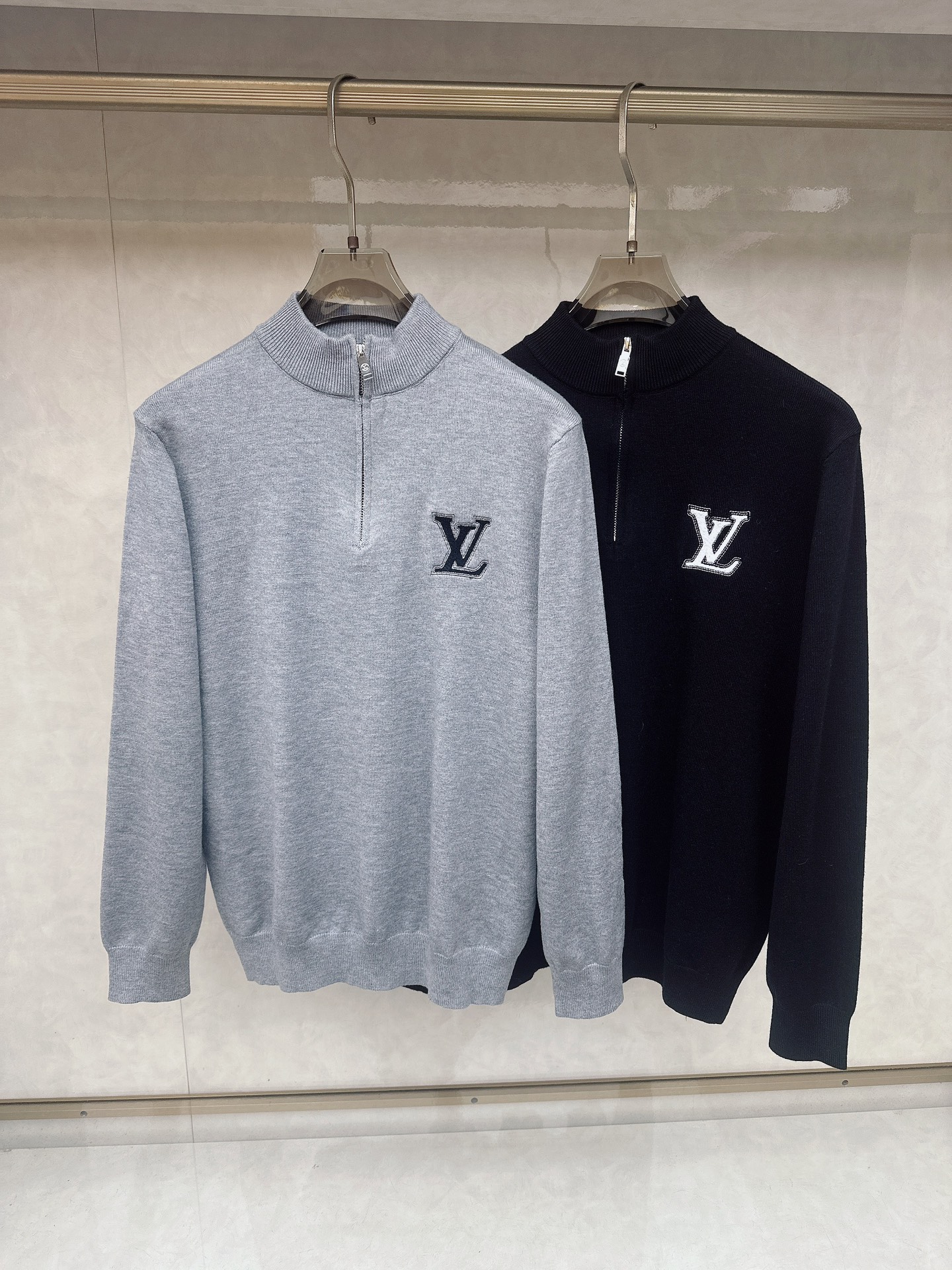 NO:627738,LV 2025FW Men's Autumn and Winter Bottoming and Outerwear Knitted Sweaters are casual daily wear items!  The upper body is flattering to the body, and the customized fabrics perfectly integrate fashion aesthetics and new urban business and casual concepts. Different styles are available for you to choose. It will never go out of style. One piece unlocks a variety of styles. Simple but not simple, details show quality. Temperature and grace, I want it. Break the routine and dress yourself. Trends are fleeting, but style is eternal. Light and comfortable, free of movement. Full of aura, the must-have shirt for the workplace leads the trend, wears your attitude, is not afraid of challenges, youthful vitality, cost-effective choice  The whole body interprets Italian sophistication and outdoor functional style to the extreme, both solemn and harmonious, creating a unique style item. The overall outline tends to be simple, and the individual and yuppie detail processing enriches the overall vision. The wardrobe is perfect for business and leisure and has a high attendance rate!  It's something you can meet but can't ask for!  48-56,,louis vuitton,alexander wang19860909LV 2025FW男士秋冬 打底外穿 针织衫休闲日常穿搭单品！上身修饰身形、定制面料将时装美学和新都市商务休闲概念完美融合,不同风格任你选,永不过时 一件,解锁百变风格 简约而不简单,细节彰显品质.温度与风度,我都要.打破常规,穿出自我.潮流易逝,风格永存 轻便舒适,活动自如.气场全开,职场必备战袍引领潮流,穿出你的态度 无惧挑战 青春活力,性价比之选 通体将意式的干练和户外功能性风格极致诠释,亦庄亦谐,塑造出别具一格的造型单品,整体轮廓趋于简约风格,颇为个性且雅痞的细节处理,丰富了整体视觉.衣橱商务休闲绝佳的高出勤率！可遇而不可求！48-56,,louis vuitton,alexander wang,Men's clothing